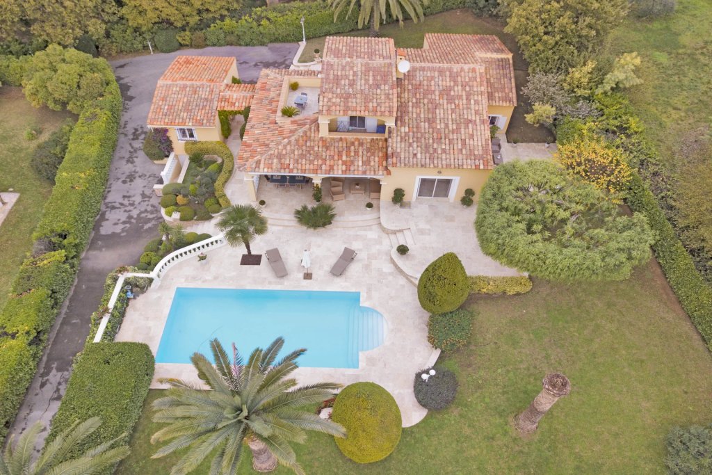 Villa for sale in Roquefort-les-pins — Stunning South-Facing Villa in Roquefort les Pins