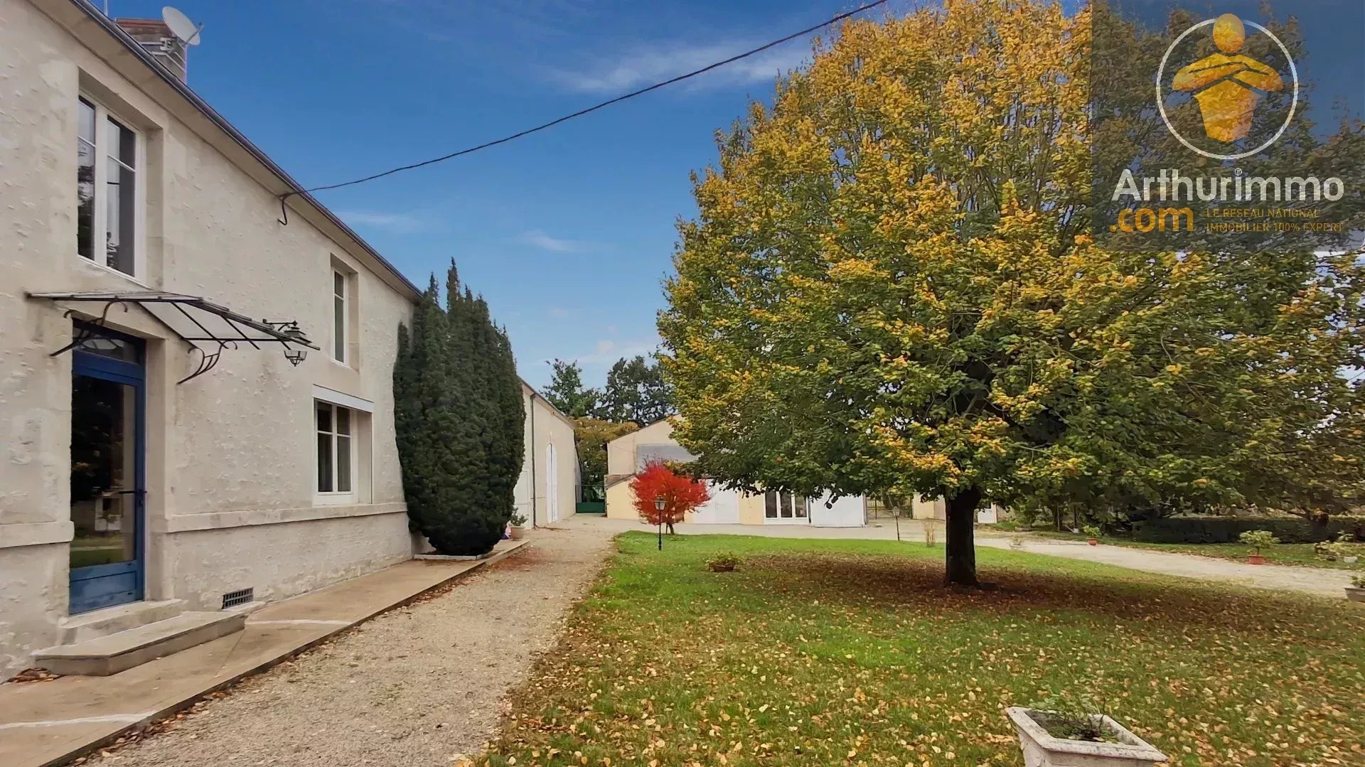 Maison de caractère avec dépendances sur 1,4 hectare arboré — photo 7