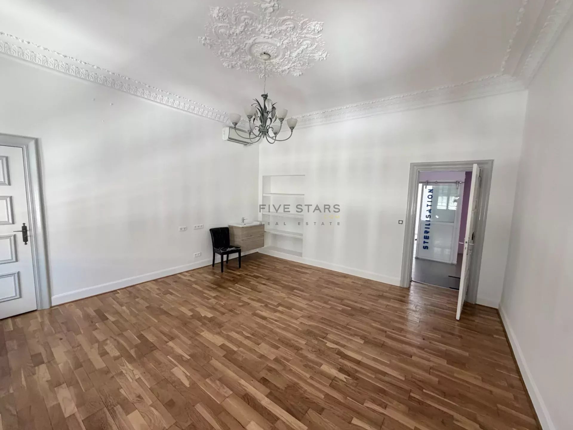 NICE CITY CENTRE – AVENUE JEAN MÉDECIN Rare Opportunity – Prime Commercial/Professional Property of 202 m²