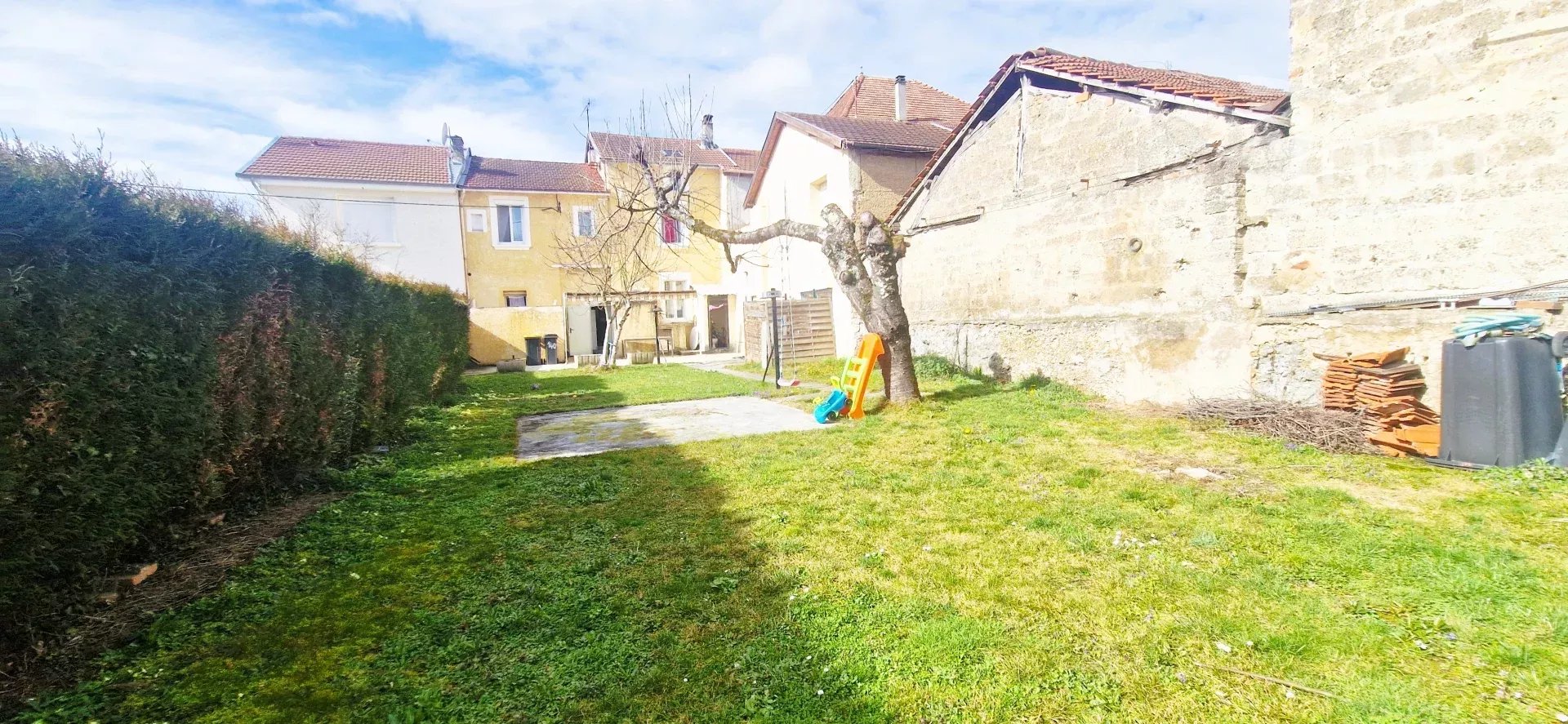 ✨ Maison familiale 175m² + T2 indépendant loué – Rentabilité & Confort au cœur de Saint-Clair-de-la-Tour ! ✨