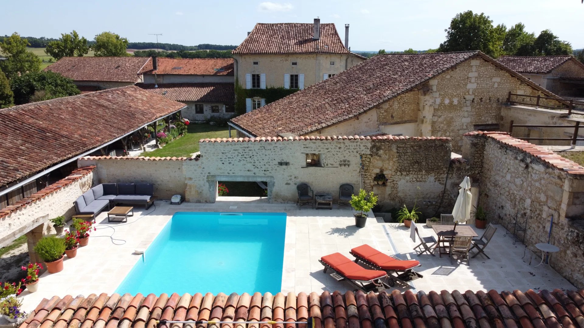 Charmante et imposante propriété avec maison d'amis et piscine à la frontière de la Dordogne.