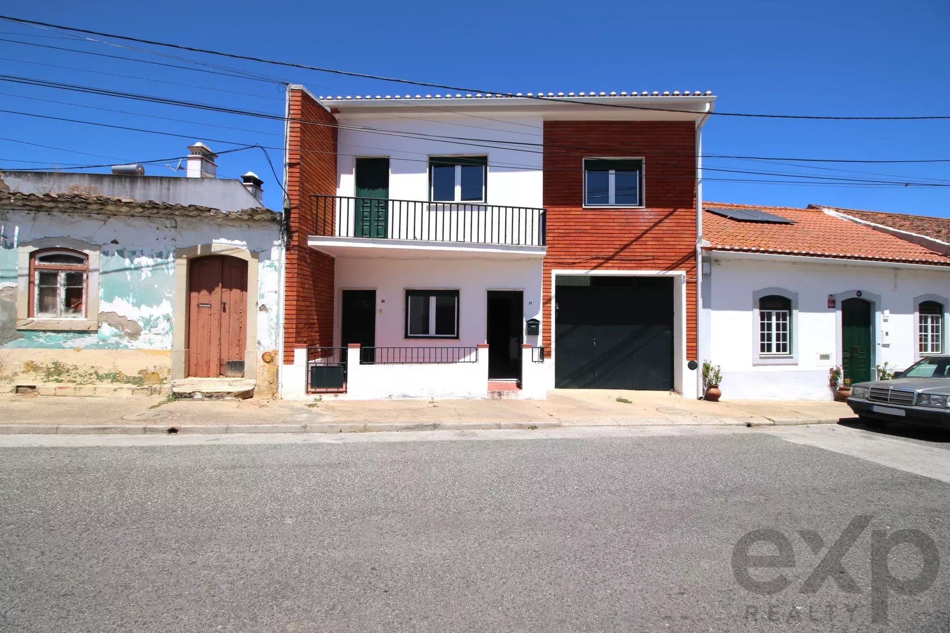 5 bedroom villa with 2 floors and patio with 10 boxes for horses - Golegã