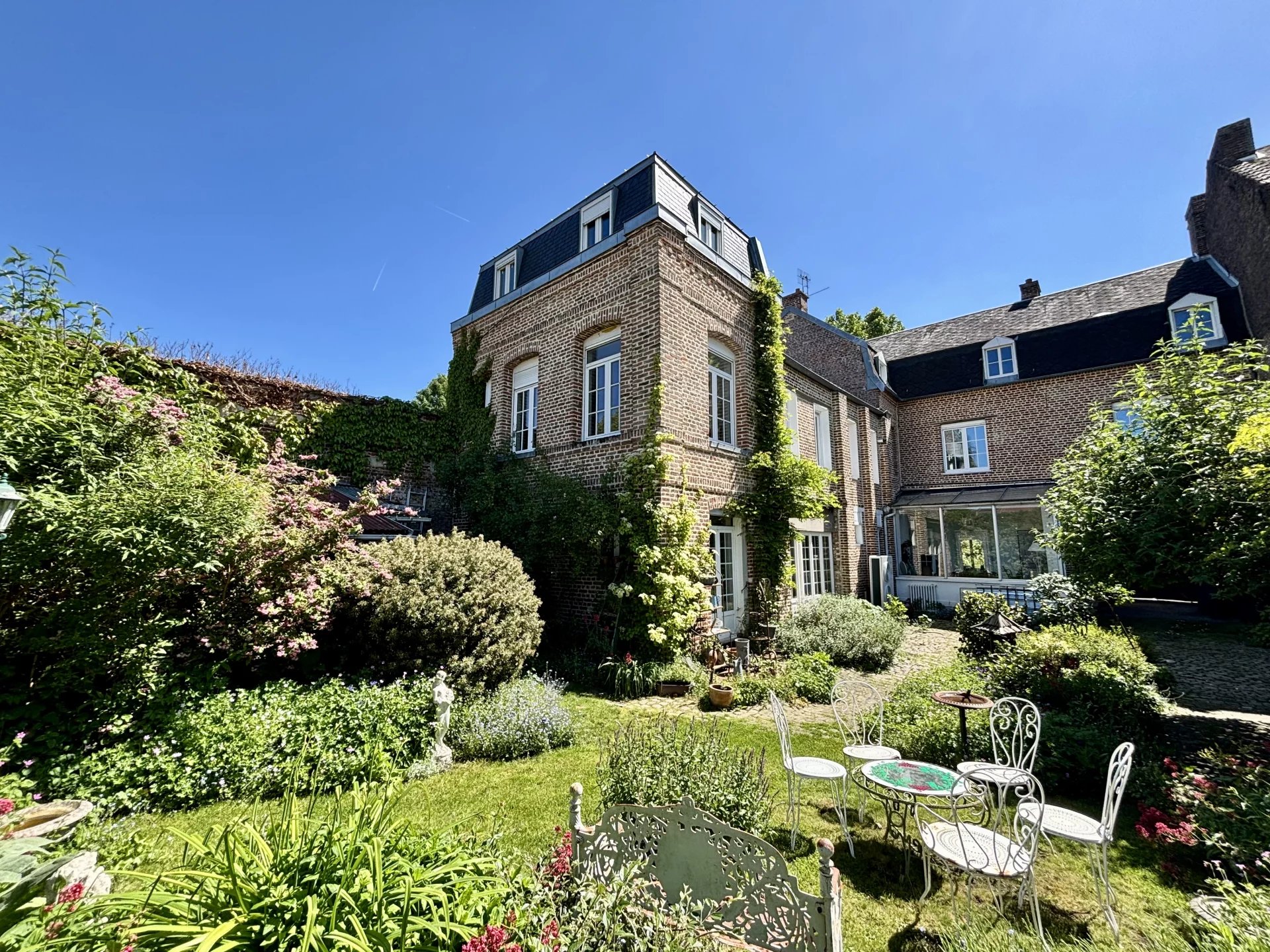 Maison de caractère idéalement située.