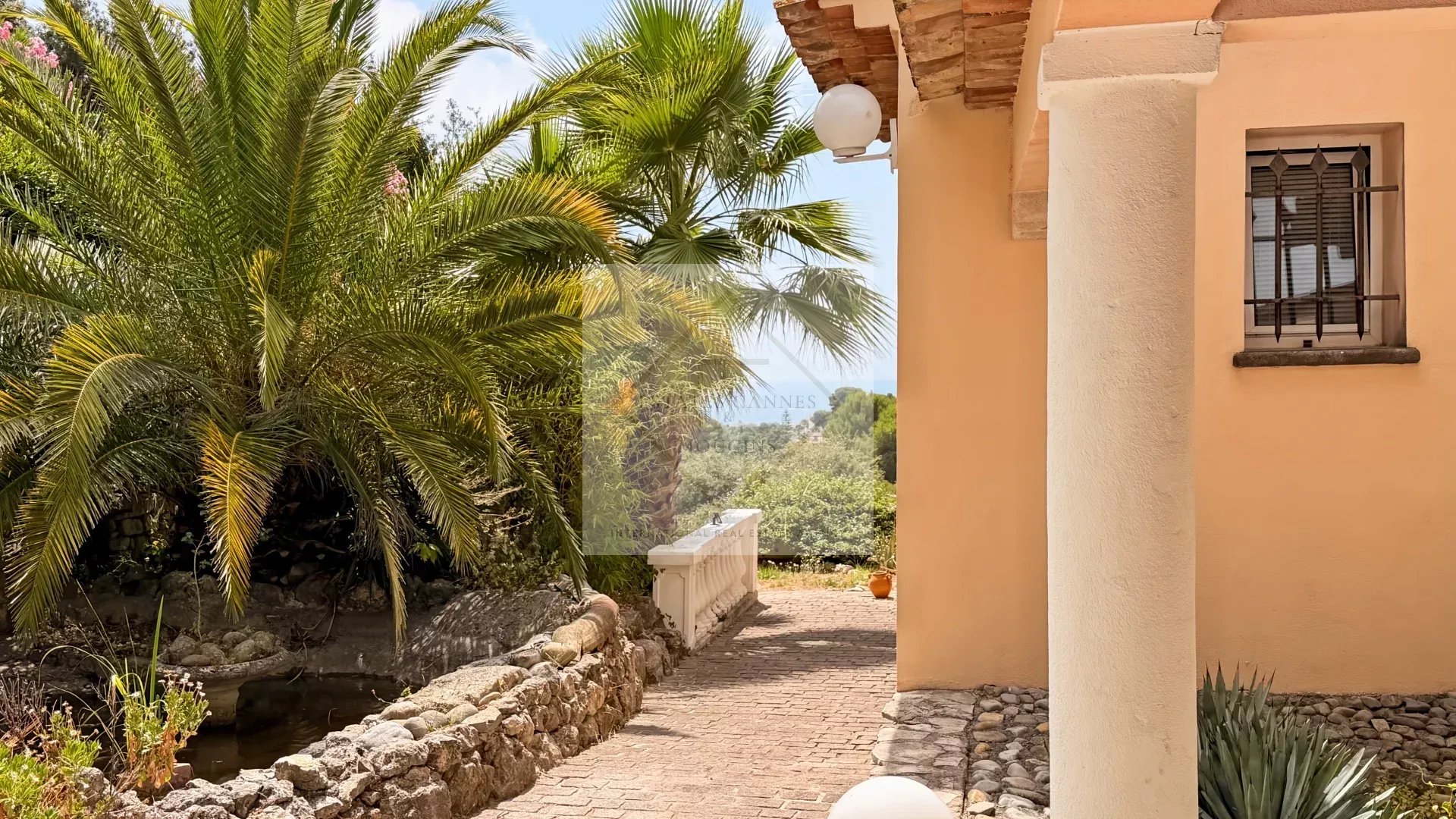 À VENDRE – VILLA DE CHARME VUE MER À ANTIBES, CALME ABSOLU — photo 18