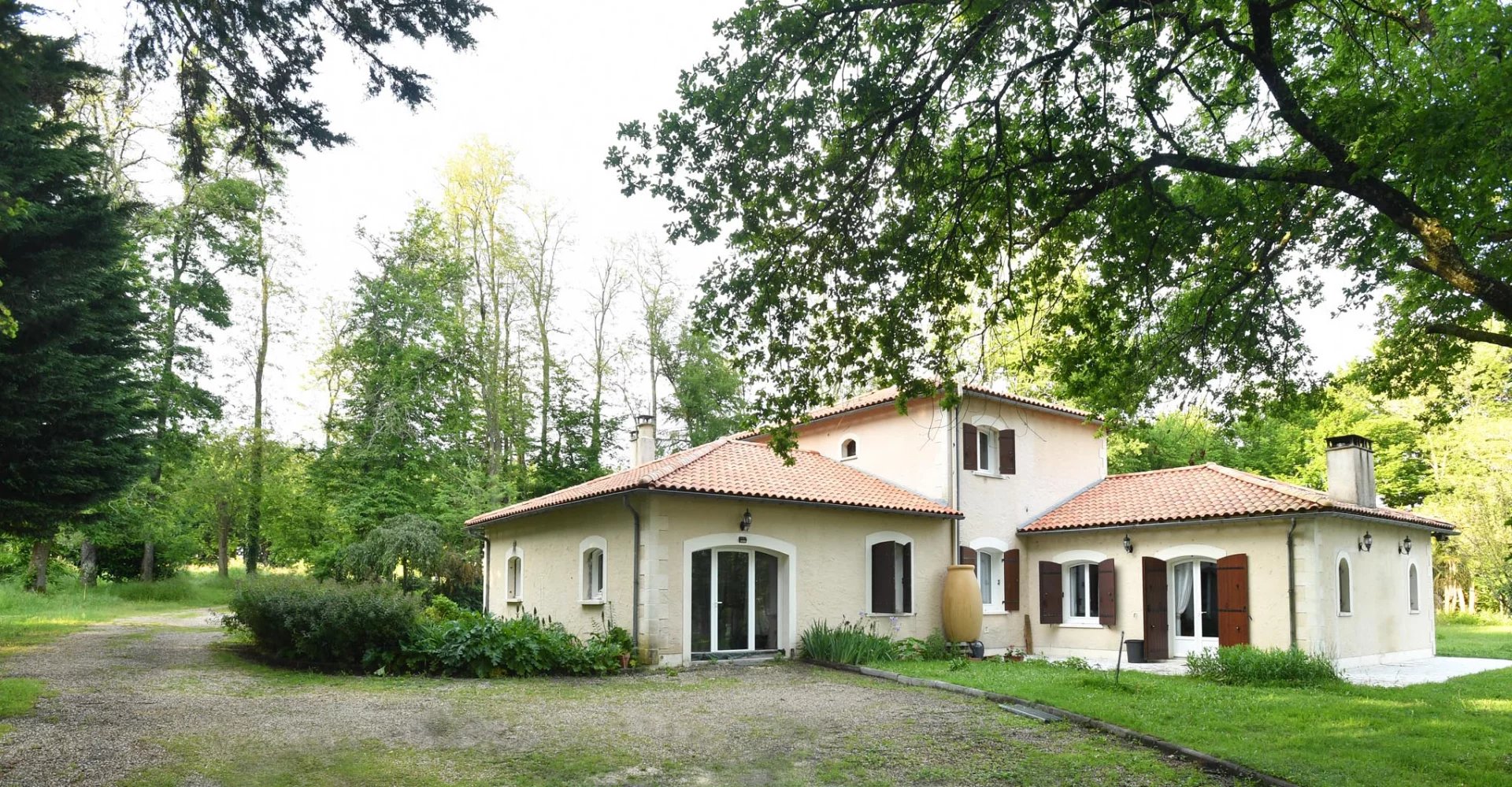Four bedroom home with 14 hectares and a lake.