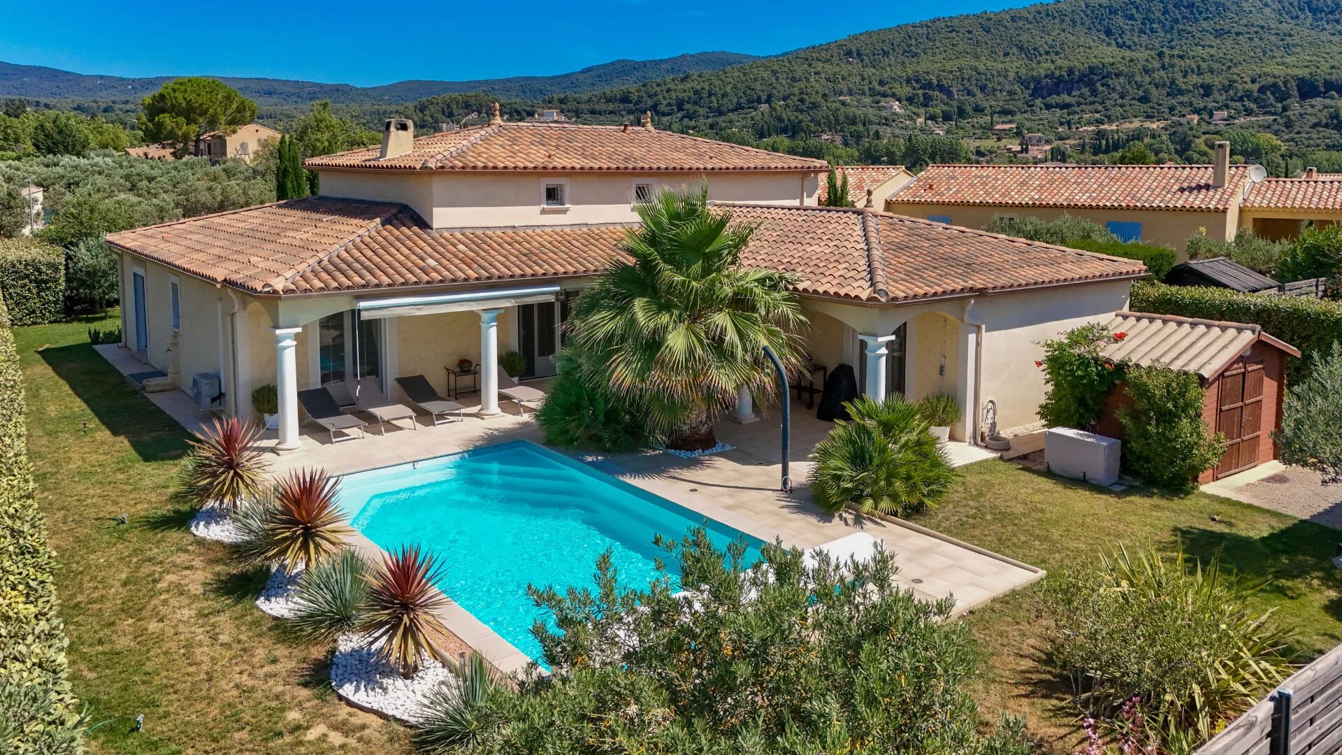 SUPERBE VILLA T5 PROCHE VILLAGE AVEC PISCINE