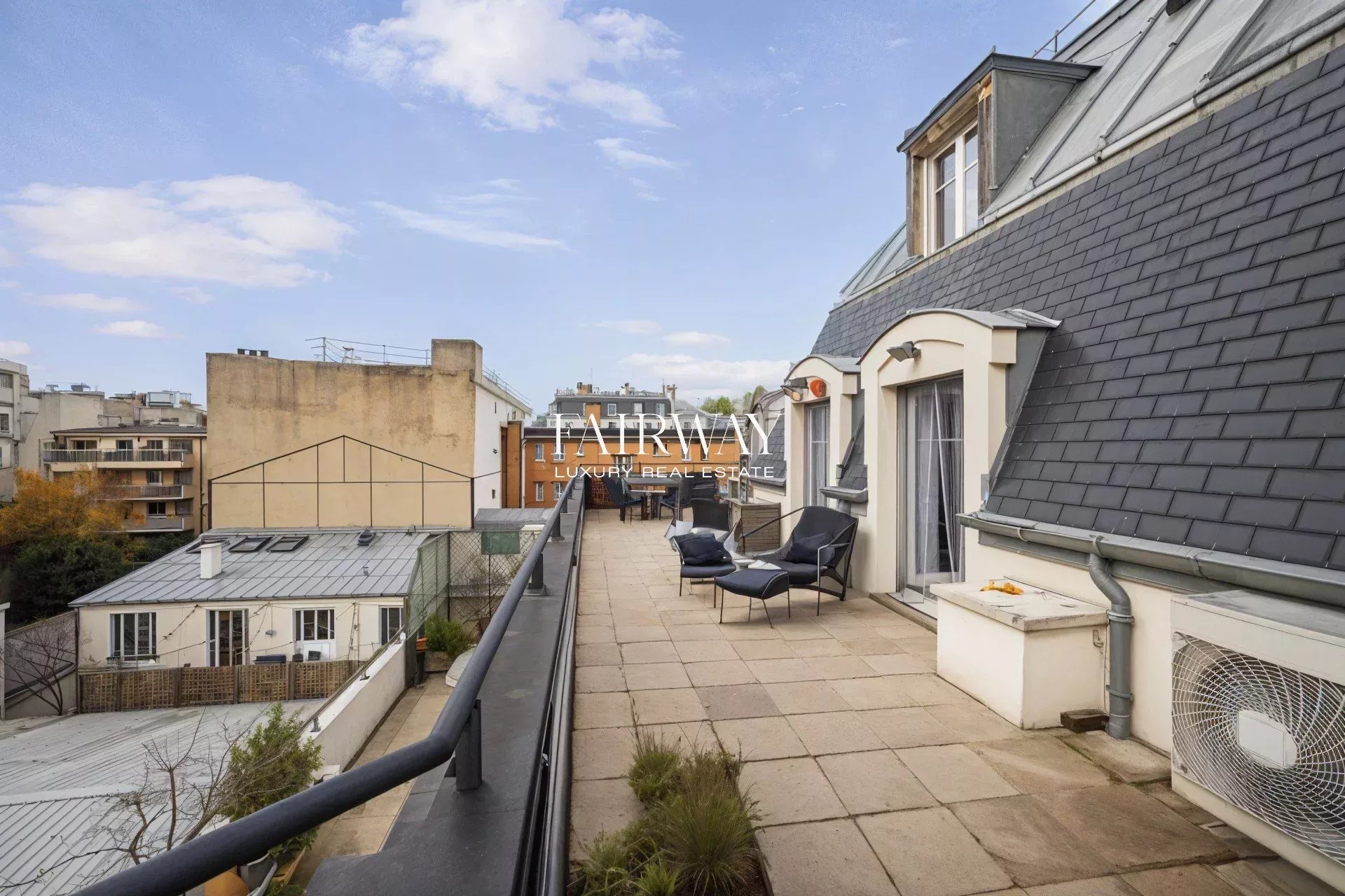 Duplex de standing de 3 pièces et 87m² avec terrasse plein sud de 50m² et parking, au cœur du marché Lévis – Paris 17ème