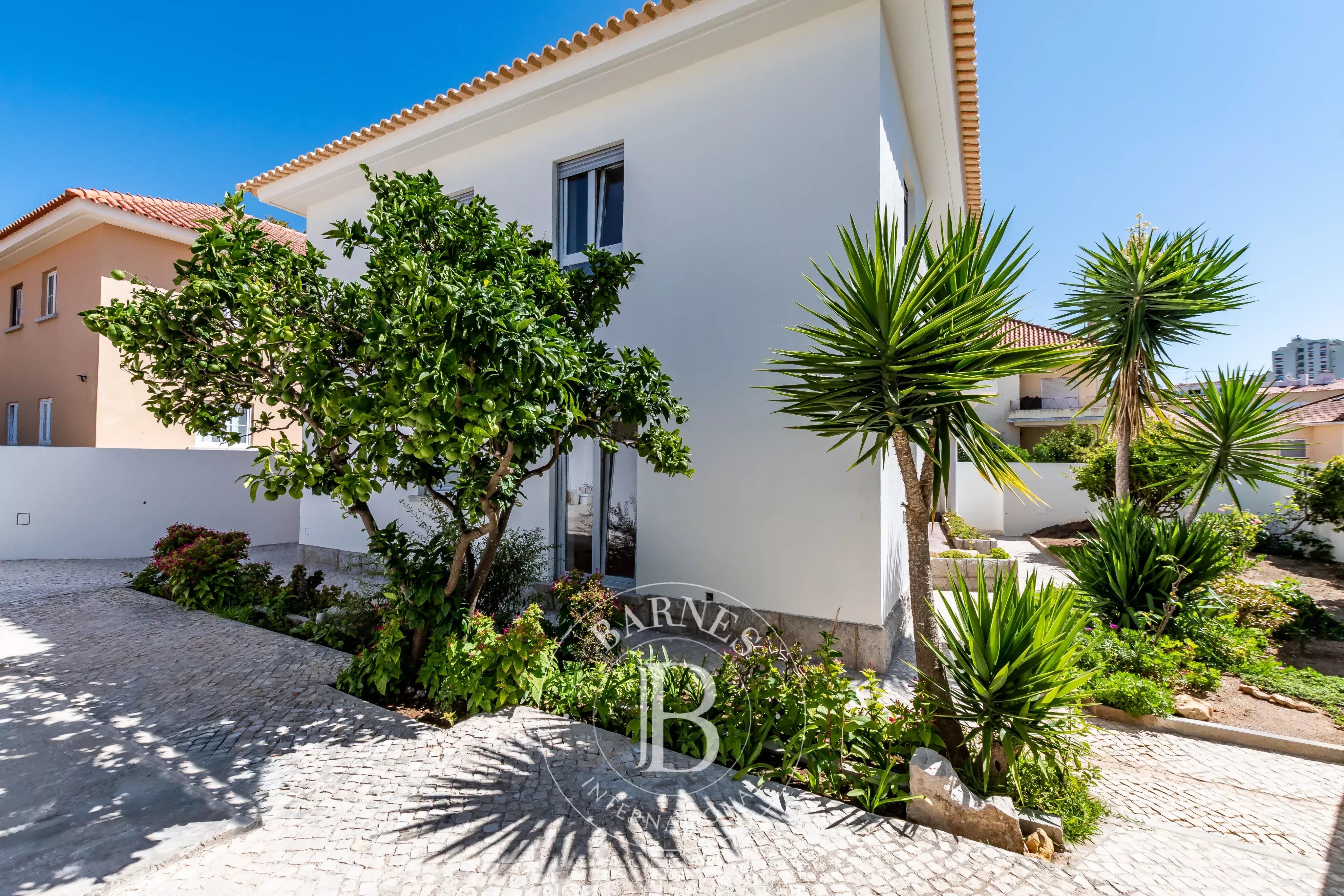 Prédio Reabilitado na Parede com Dois T2 e Potencial de Expansão