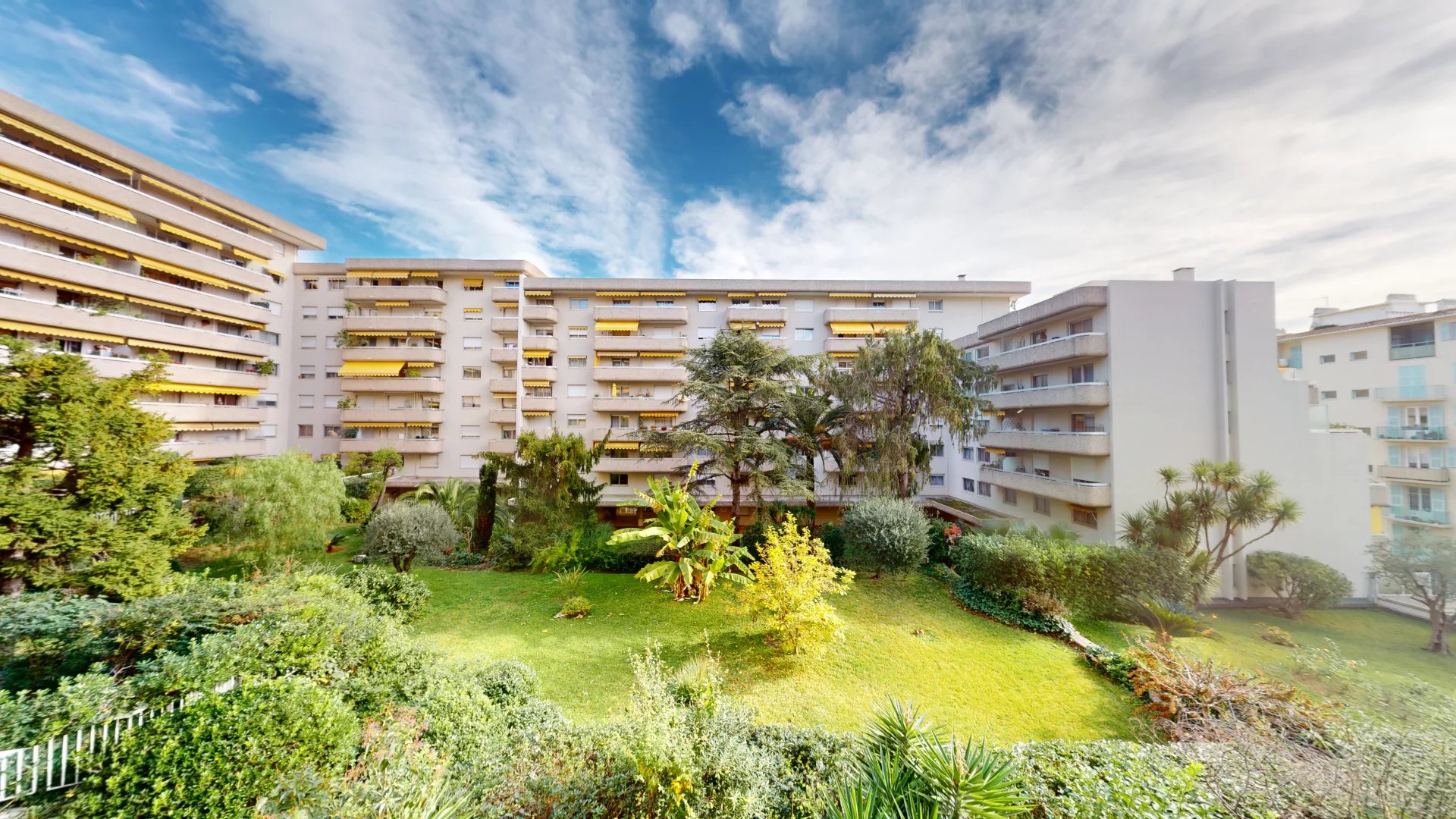 FOR SALE 2 BEDROOMS APARTMENT WITH TERRACE AND GARAGE - NICE LES JARDINS DE GORBELLA