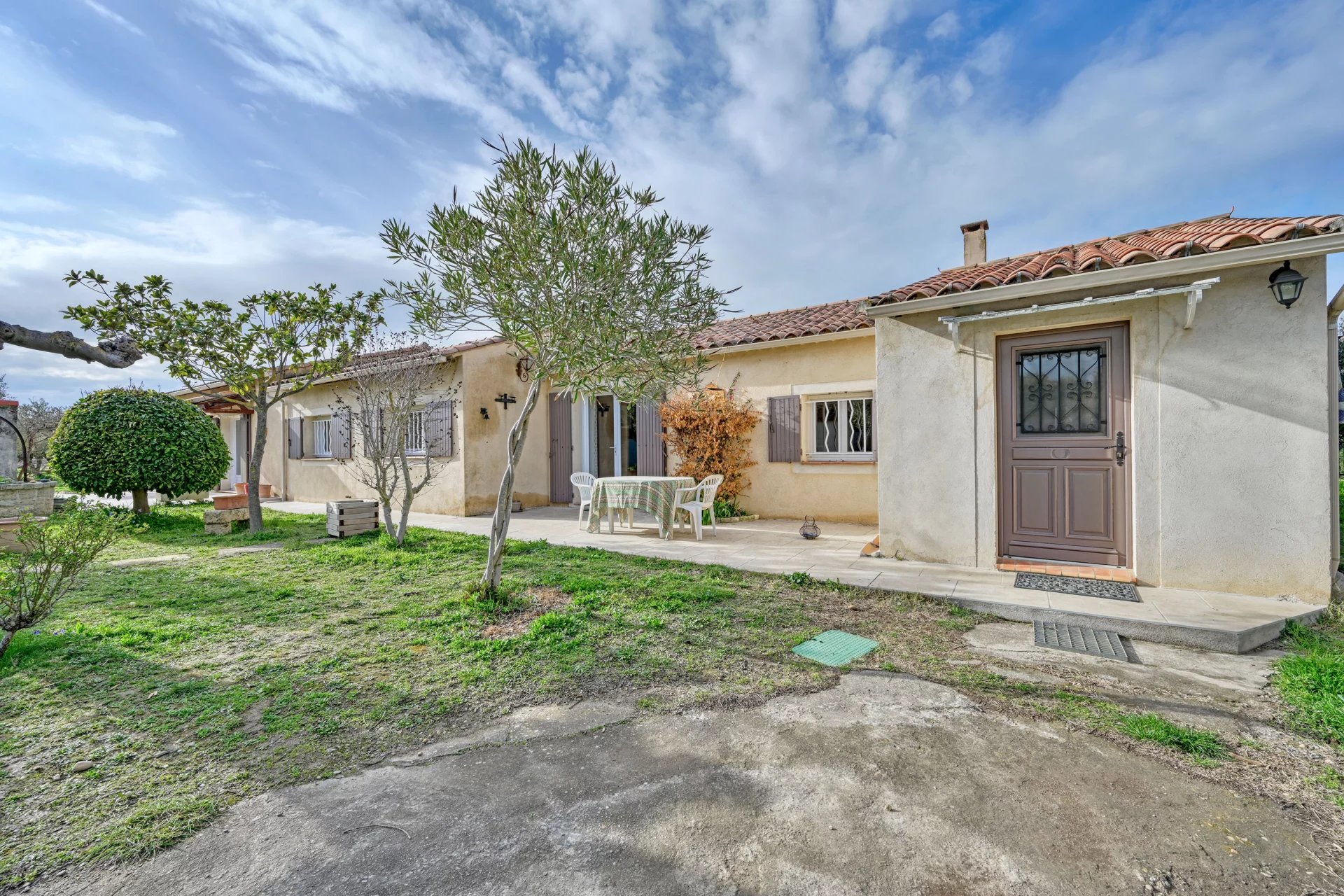 * SOUS OFFRE D'ACHAT * Arles-Pont de Crau : Maison individuelle de plain-pied avec grand jardin arboré