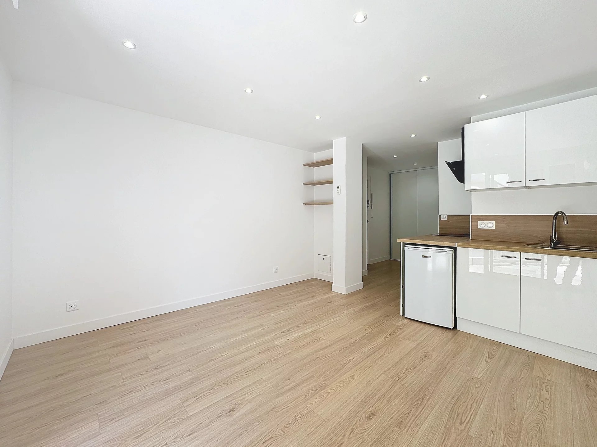 CANNES CENTRE STUDIO 25m2 TERRASSE RENOVE