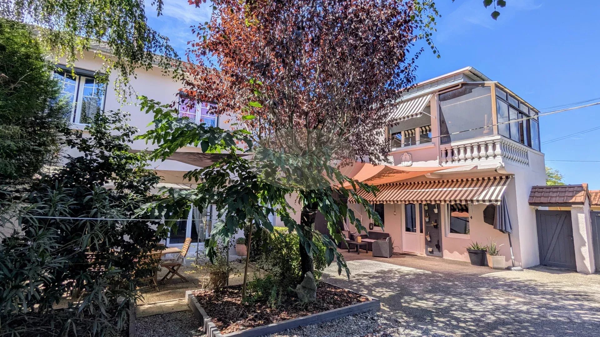 Chaleureuse maison + dépendances