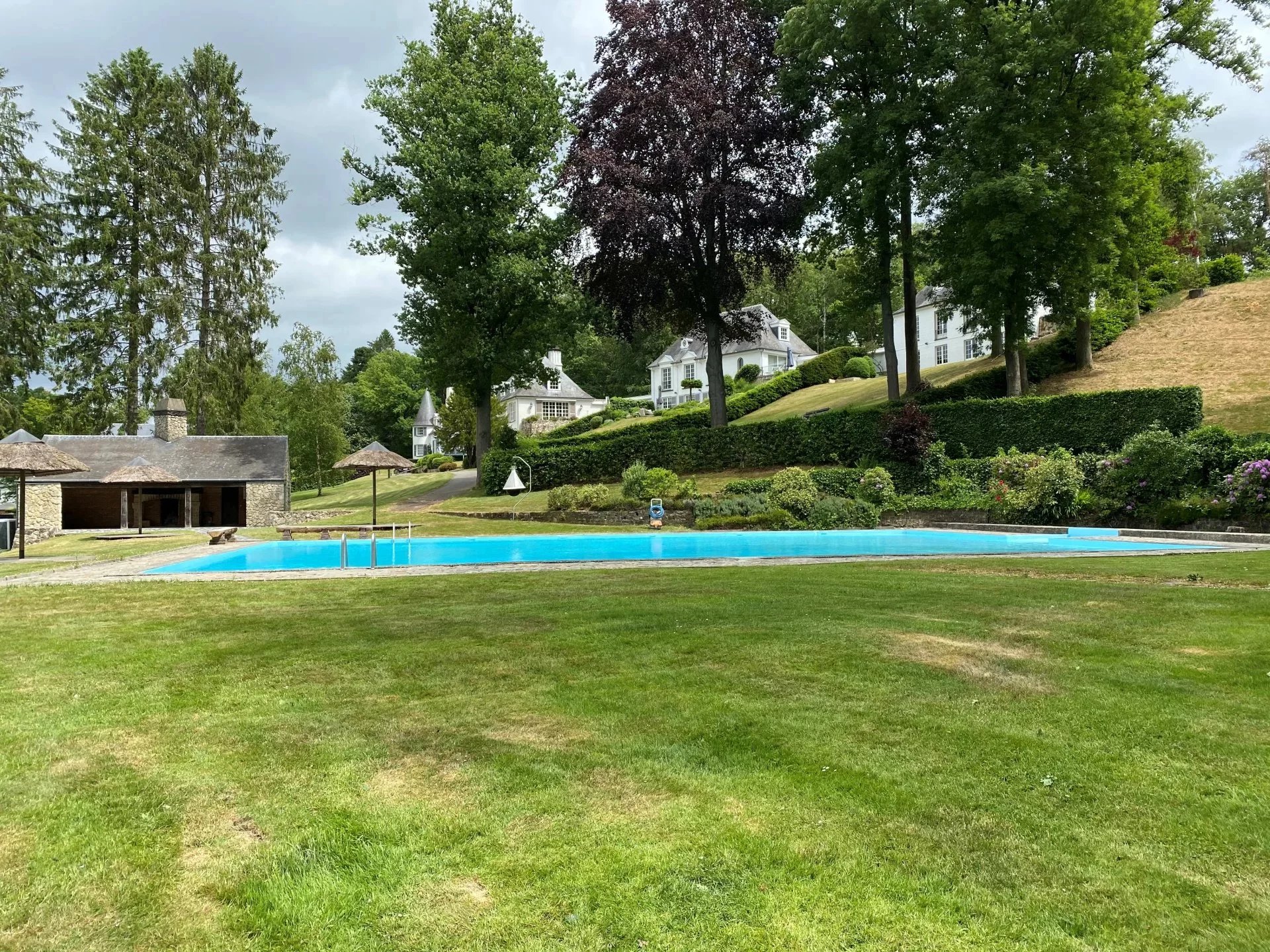 OPTIE - Lipszyc villa gerenoveerd op een privédomein van 7 ha