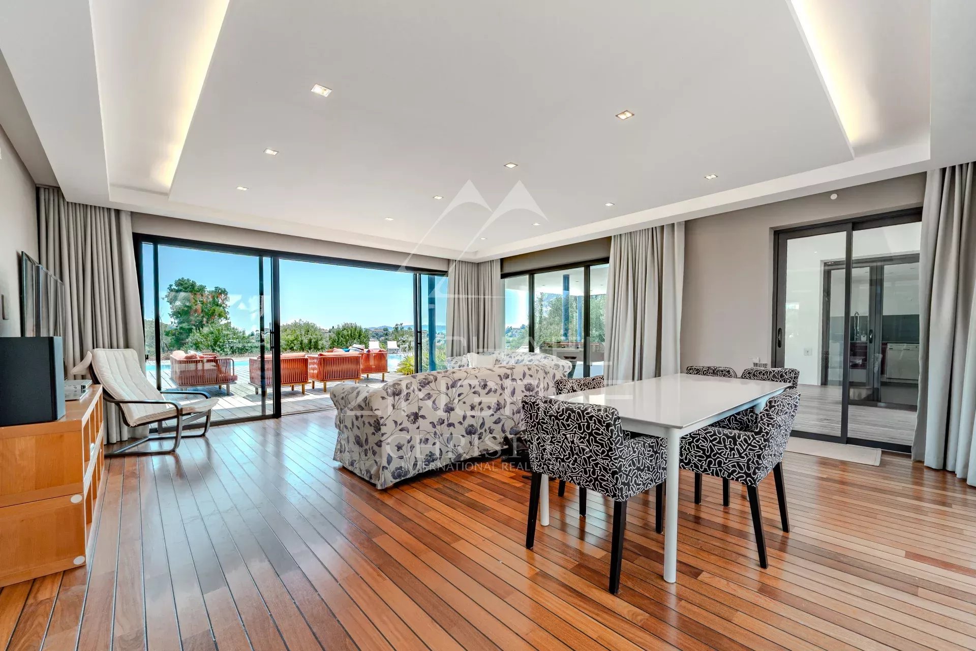 6 Bedroom Villa/Townhouse's Image 7