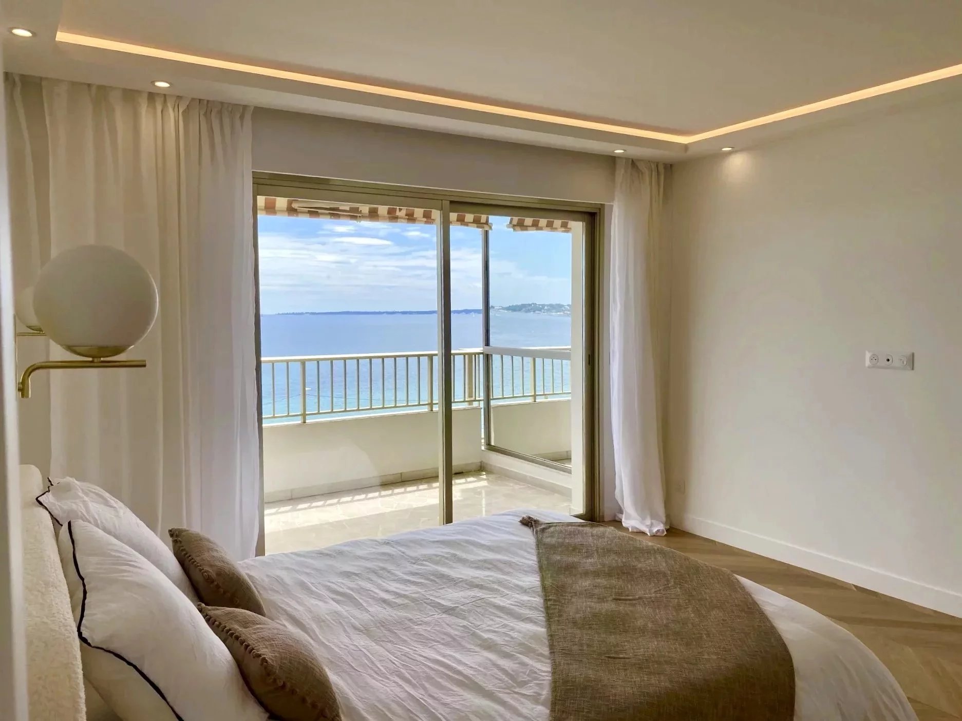 JUAN LES PINS, 3-room apartment facing the sea