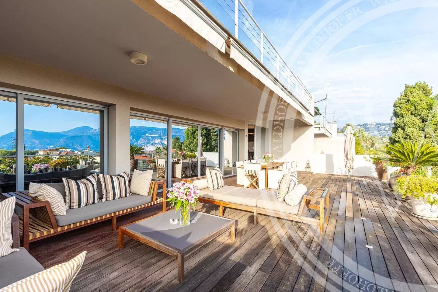 Villa paisible à Saint-Jean avec vues exceptionnelles, jardin et piscine