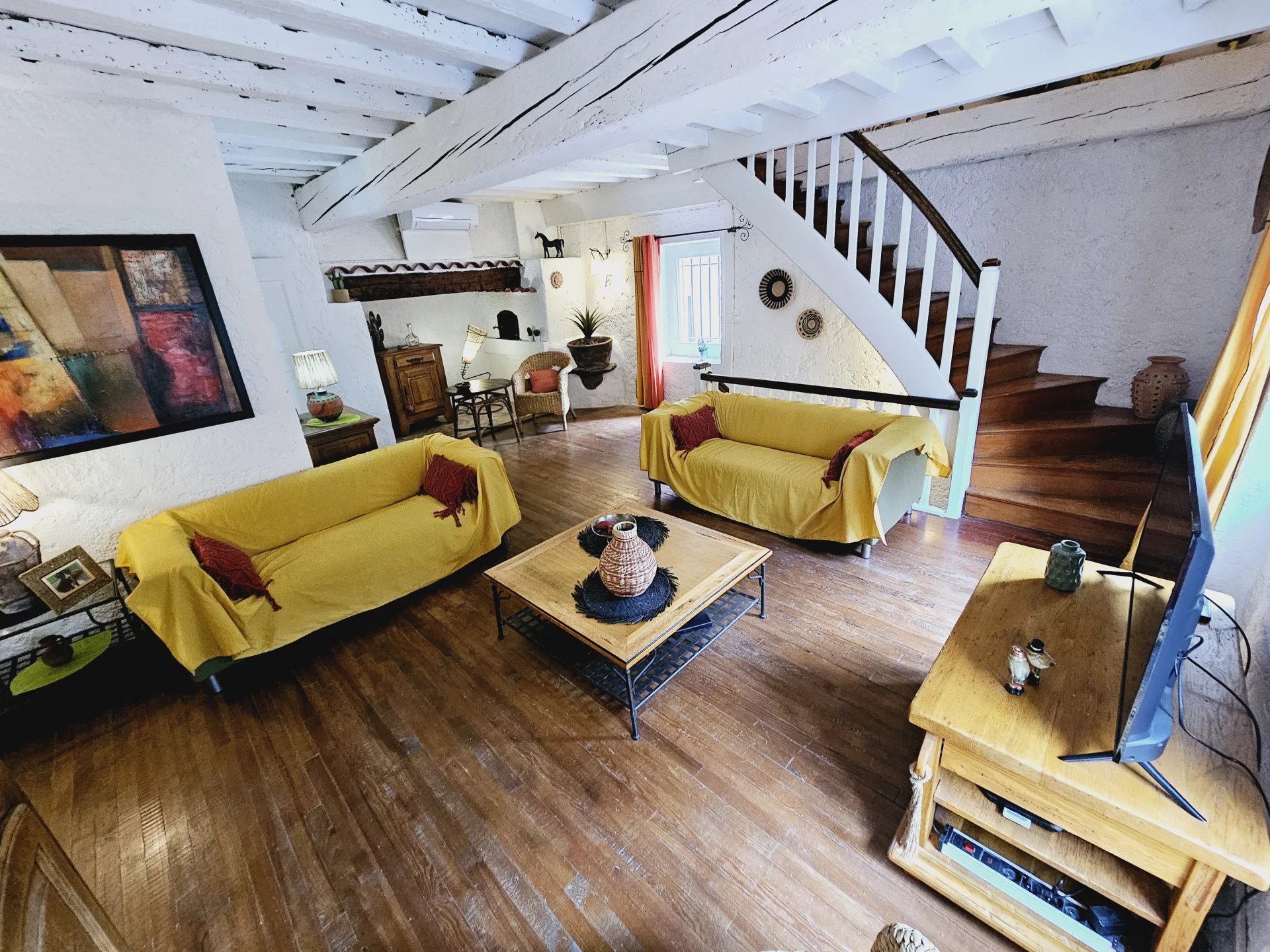 Maison en pierre entièrement rénovée dans un cadre magnifique avec de belles vues.