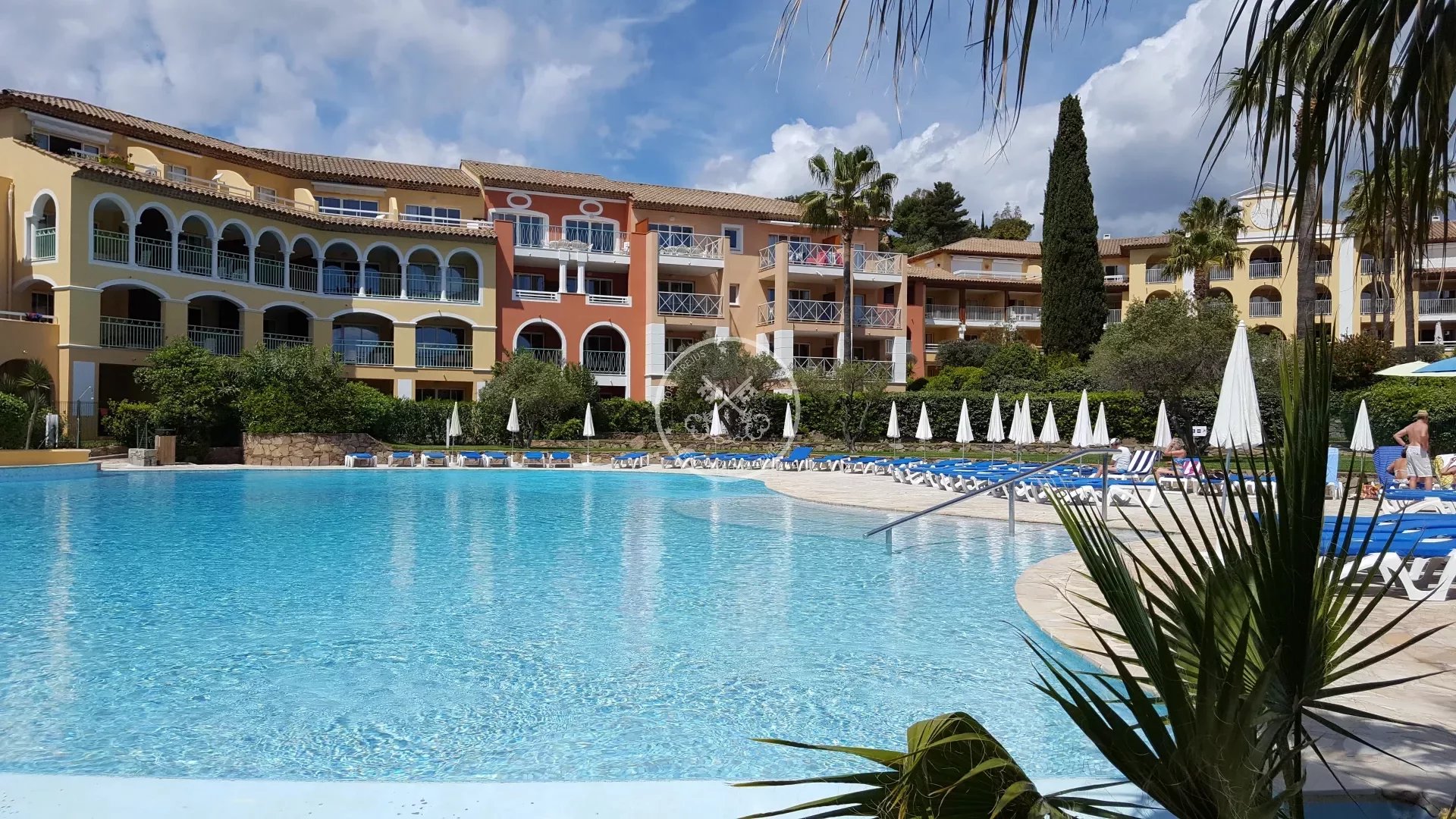 Les Issambres - T2 en rez de jardin avec vue mer - complexe avec piscine, terrain de jeux, laverie