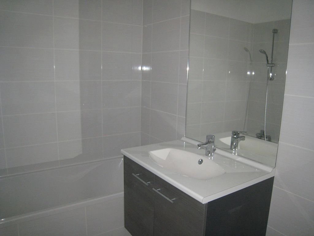 496329 Location Villeurbanne