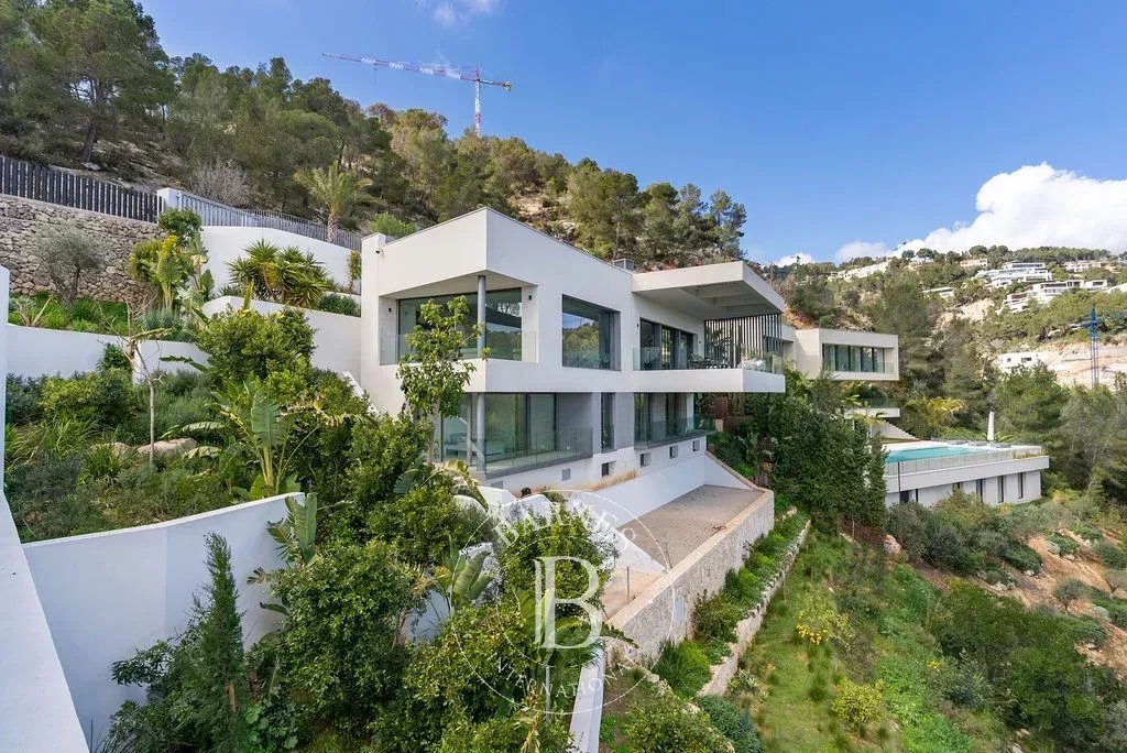 Modern Son Vida Residence with Pool, Garden, and Luxury Amenities