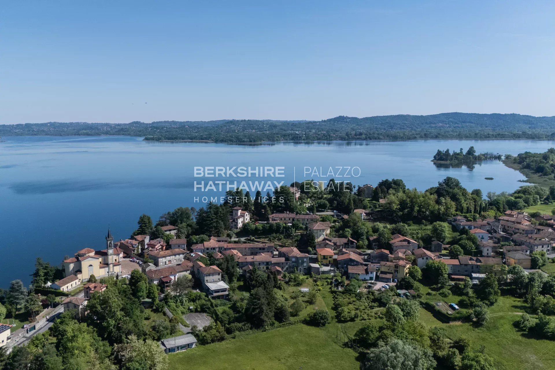 Villa bifamiliare con giardino a Biandronno, a pochi passi dal Lago di Varese