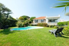 in Antibes, there is a beautiful villa of over 200m², located in a completely peaceful environment, with a swimming pool and views of the sea and mountains — photo 1 of 7