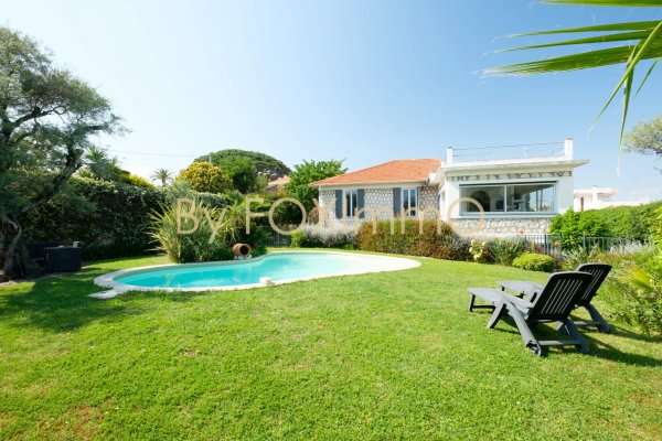 in Antibes, there is a beautiful villa of over 200m², located in a completely peaceful environment, with a swimming pool and views of the sea and mountains — photo 1
