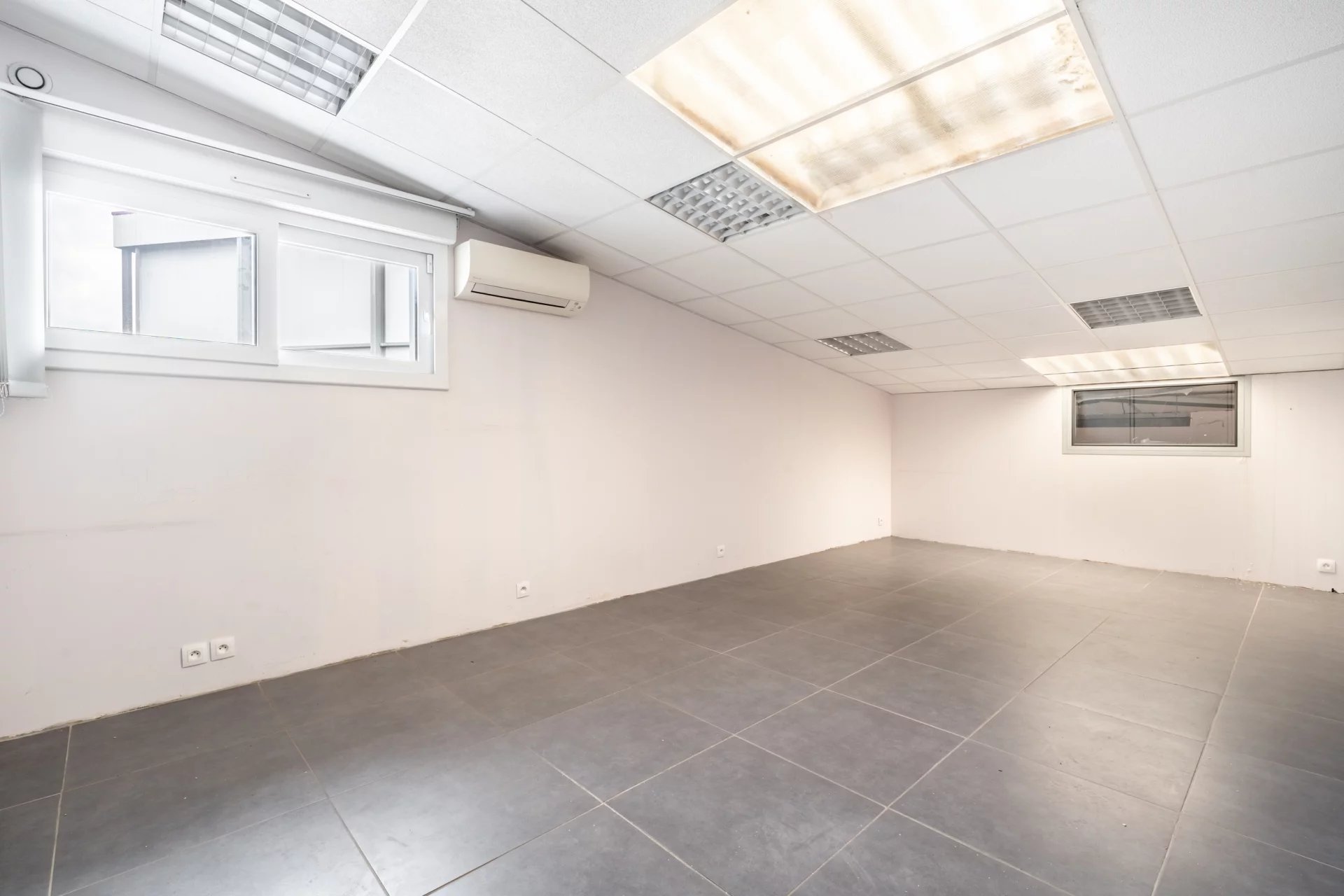 Bureaux à louer – 3 pièces – 69380 Lissieu – 2 parkings  - 84 m²