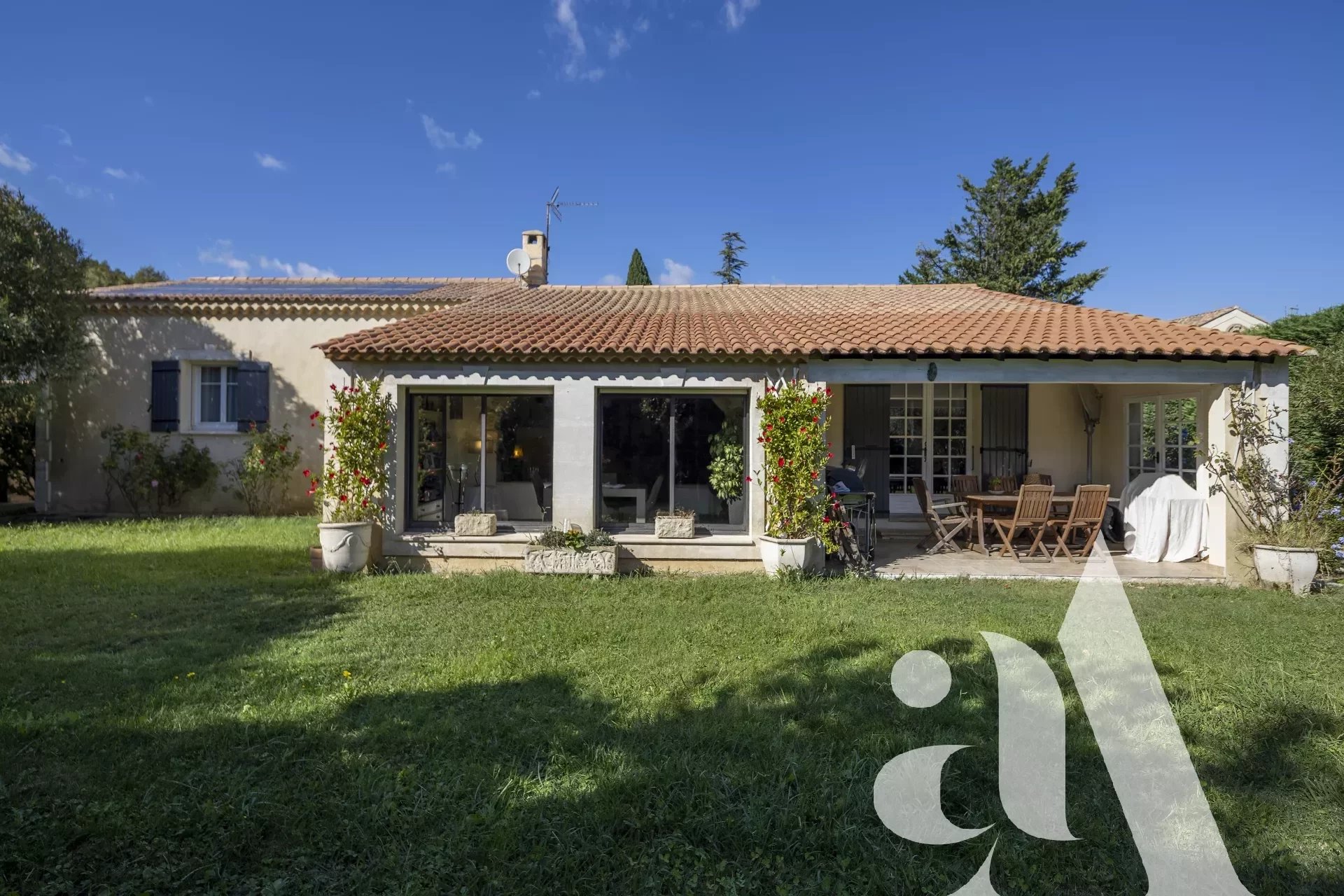 BARBENTANE - VILLA AVEC PISCINE ET COURT DE TENNIS