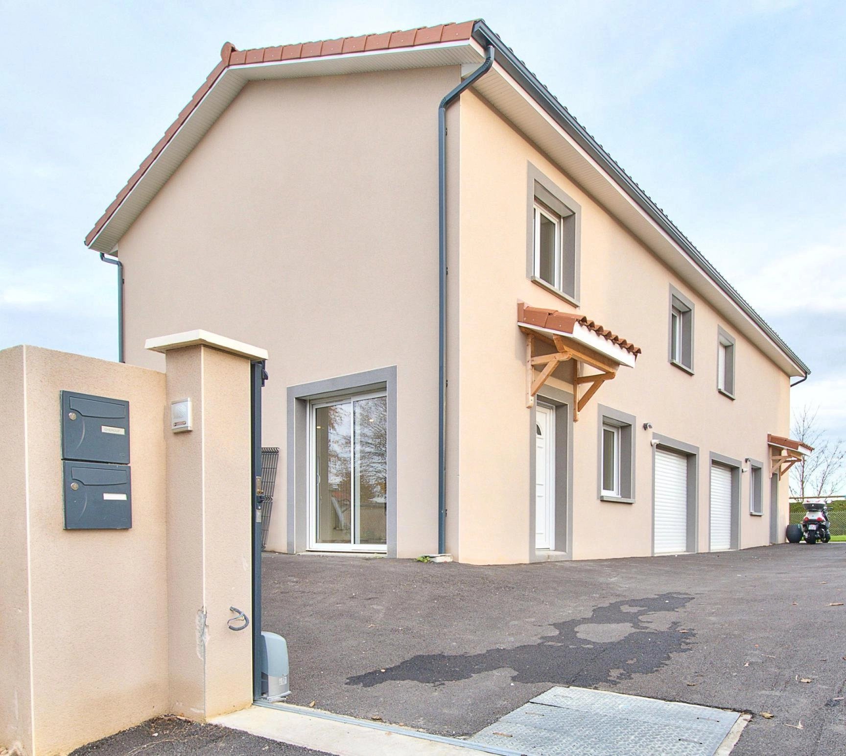 Maison Neuve mitoyenne d'un côté d'environ 102m2 a