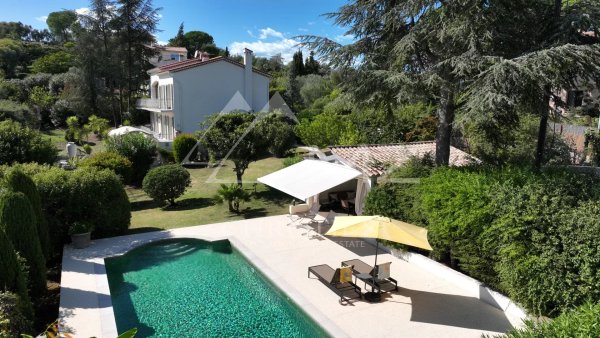 Beautiful family villa with sea view — photo 1
