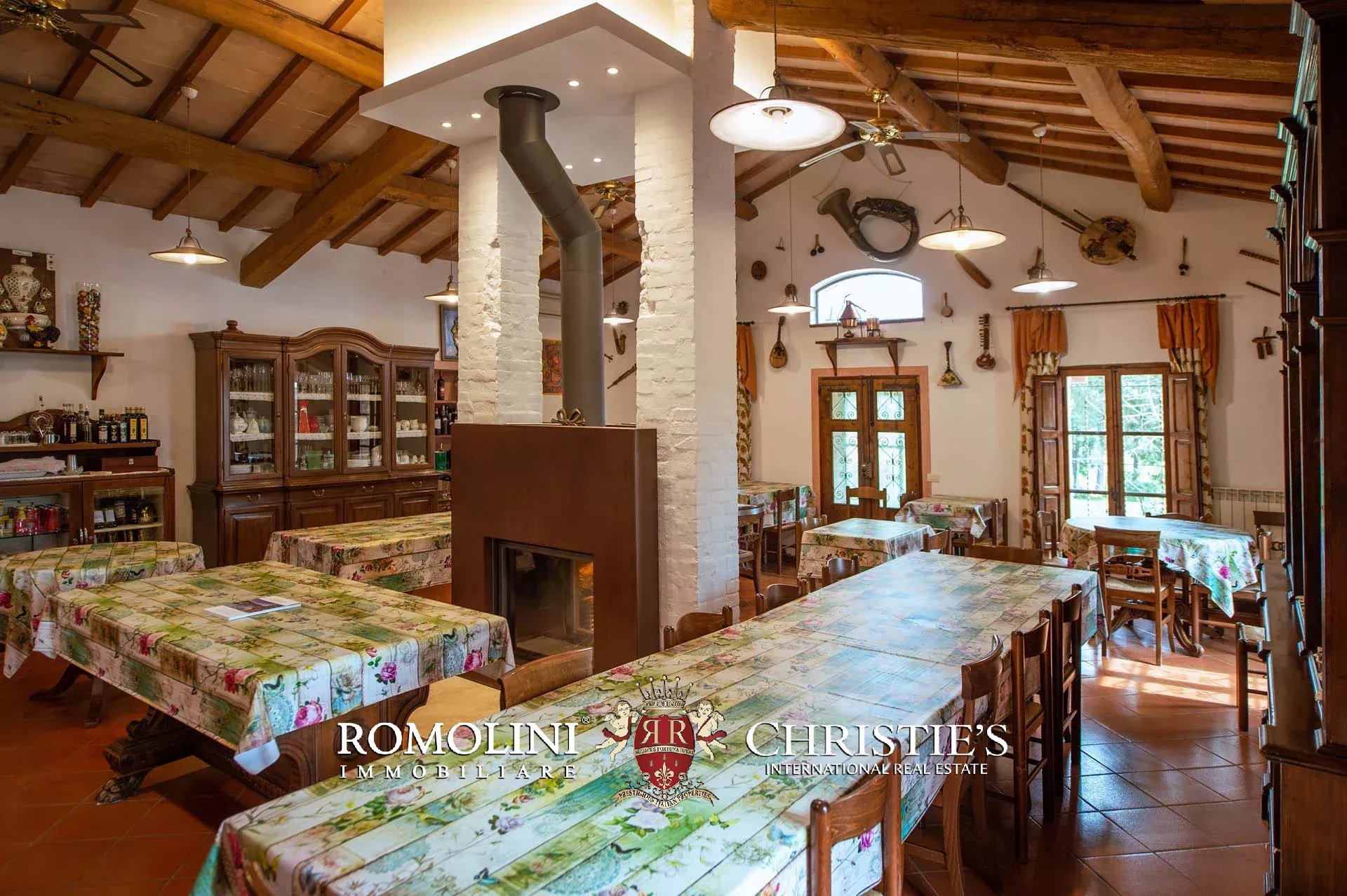 VILLA CON PISCINA E VIGNETO IN VENDITA A SIENA, TOSCANA