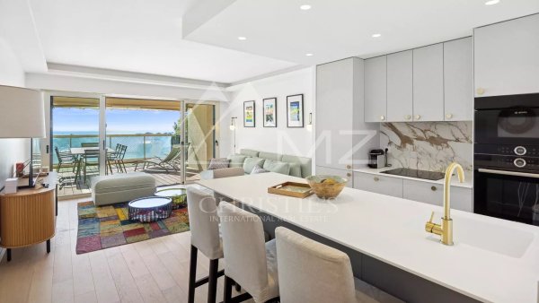 For Sale: Co Exclusivity Renovated Apartment with Panoramic Sea View in Residential Le Cannet — photo 5