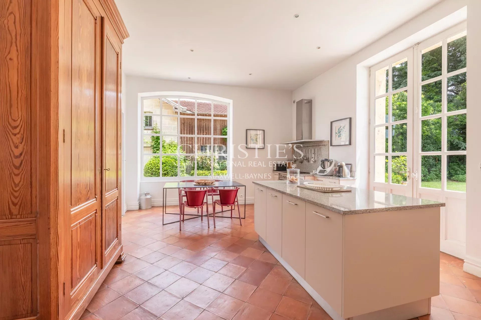7 Bedroom Villa/Townhouse's Image 9