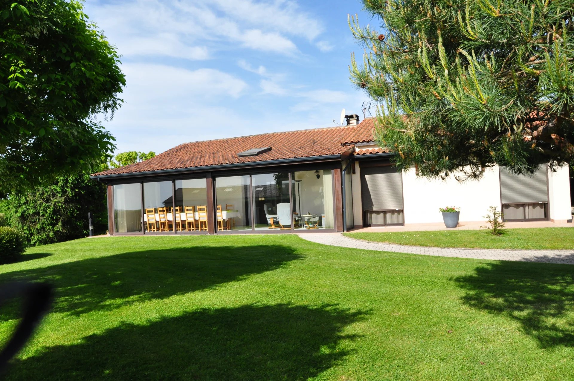 À Vendre – Maison de Plain-Pied avec Gîte Indépendant, Piscine et Parc Arboré sur 12 ha