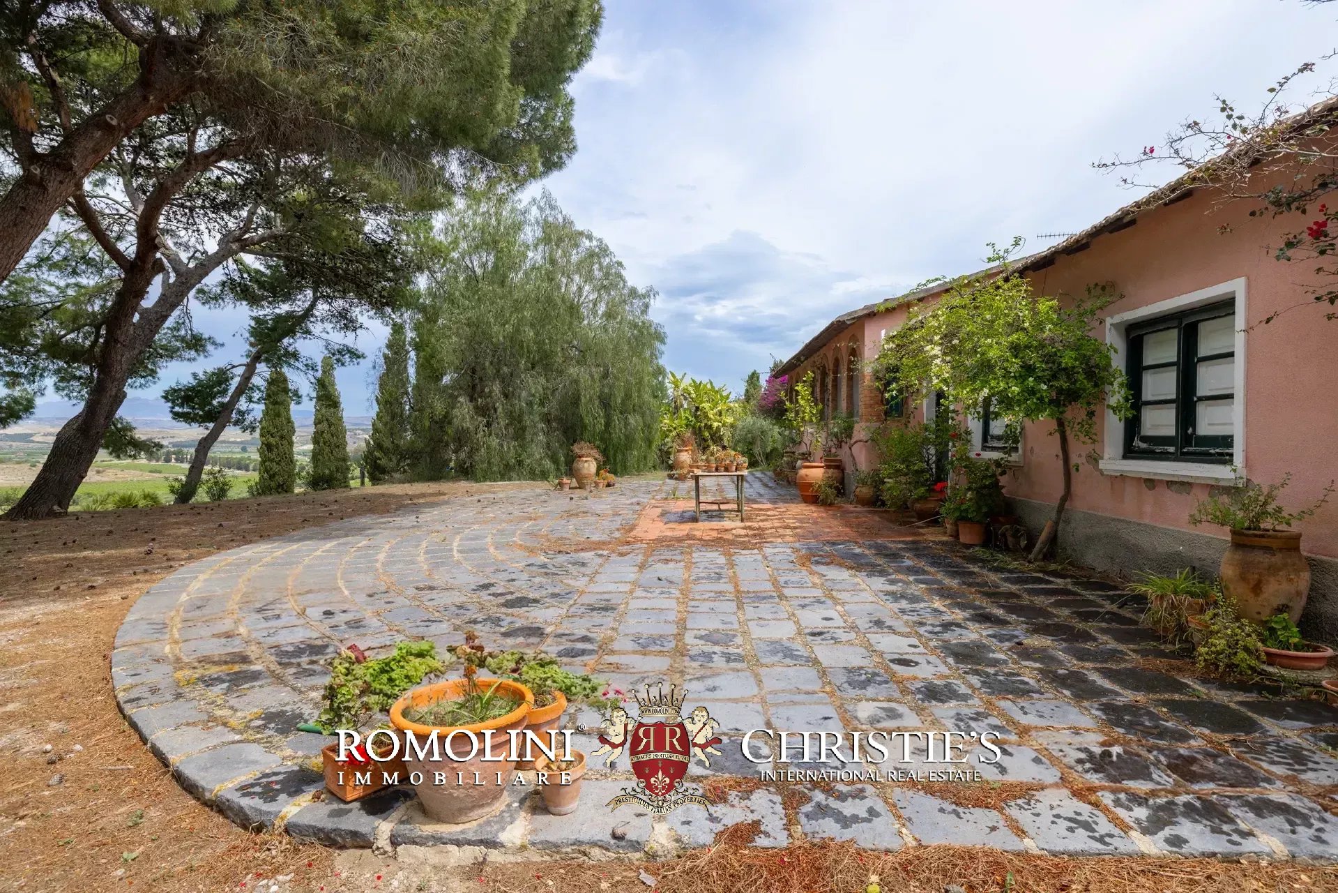8 Bedroom Villa/Townhouse's Image 20