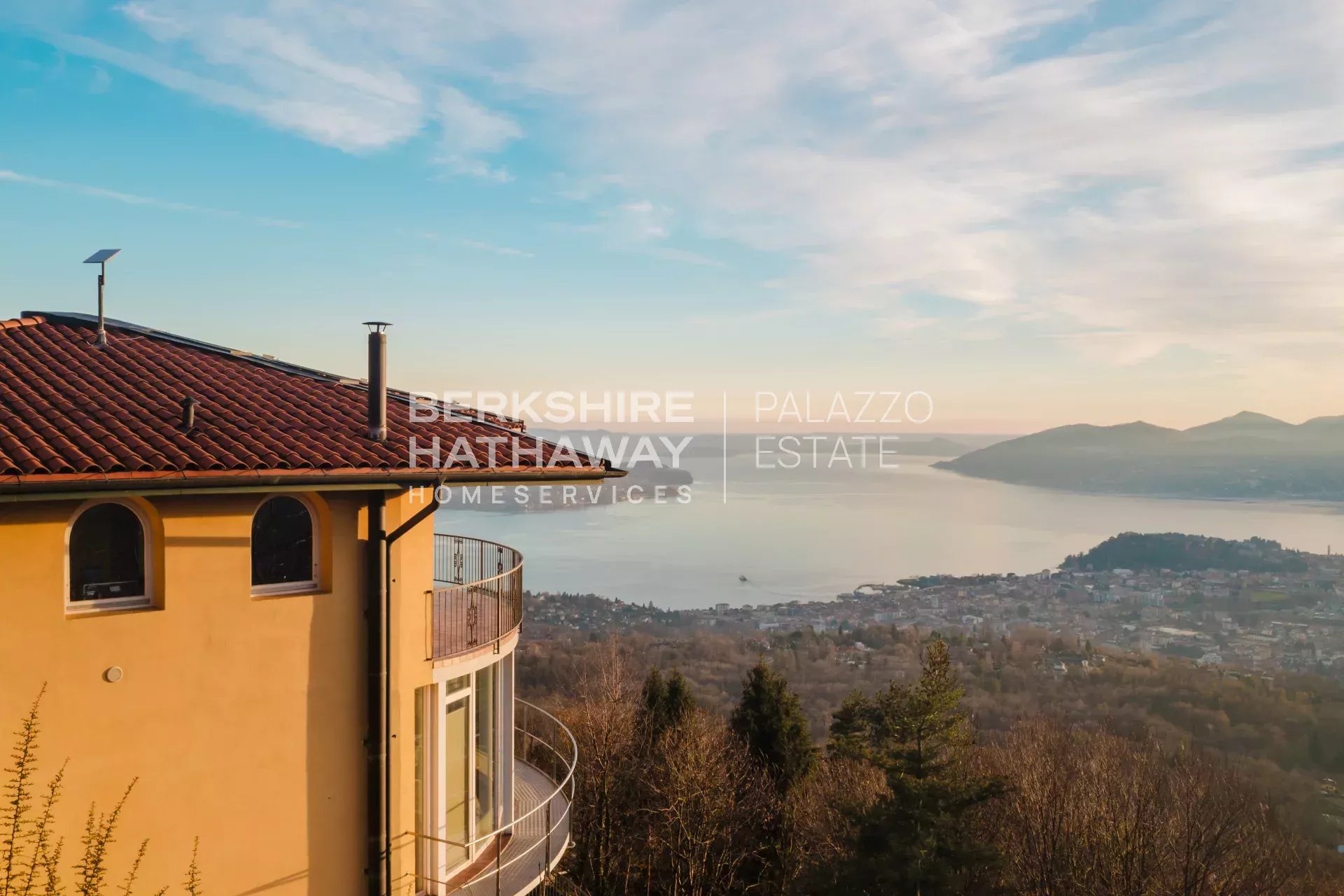 Villa moderna di lusso con vista panoramica sul Lago Maggiore e sulle Alpi