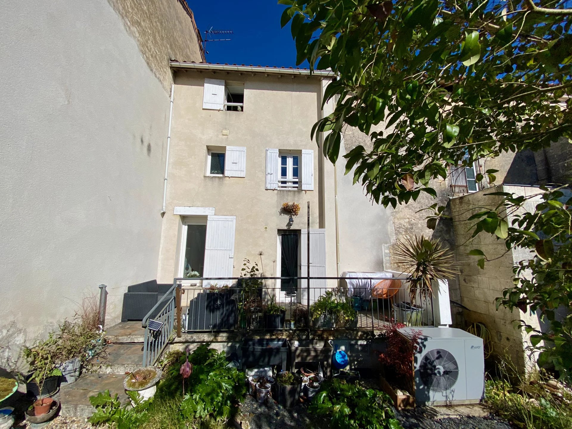 Fully renovated townhouse within walking distance to town