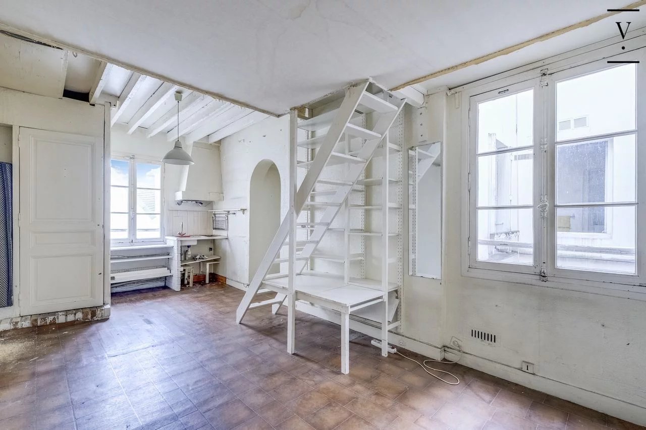 4° - PROCHE QUAIS DE SEINE - STUDIO DERNIER ETAGE