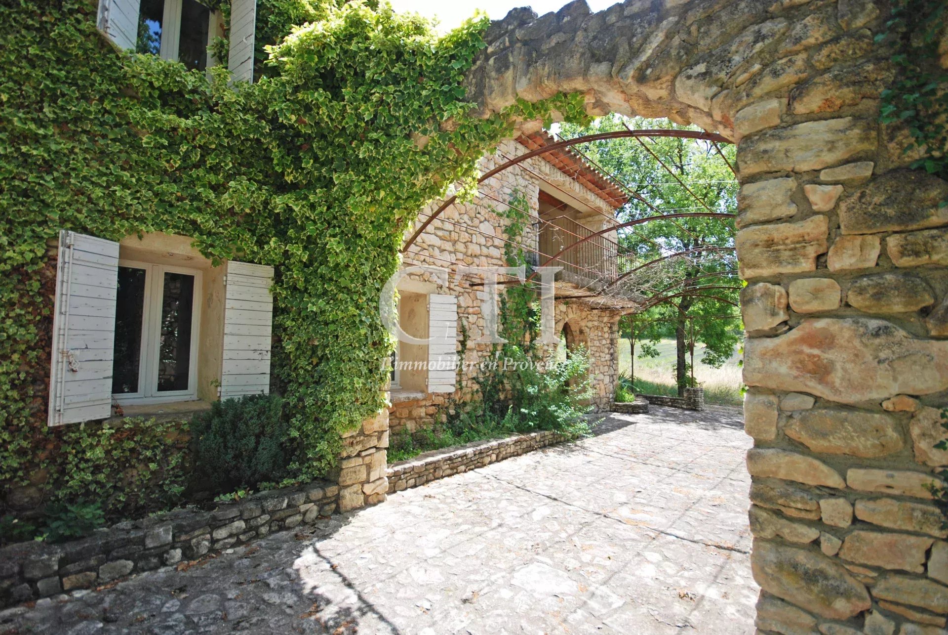 PROVENCE VAISON-LA-ROMAINE MONT VENTOUX A VENDRE PROPRIETE PIERRE LUBERON ACTIVITE ACCUEIL GITES-CHAMBRES D'HOTES TERRAIN ARBORE 4.5 HA 2 PISCINES TERRASSES DEPENDANCES