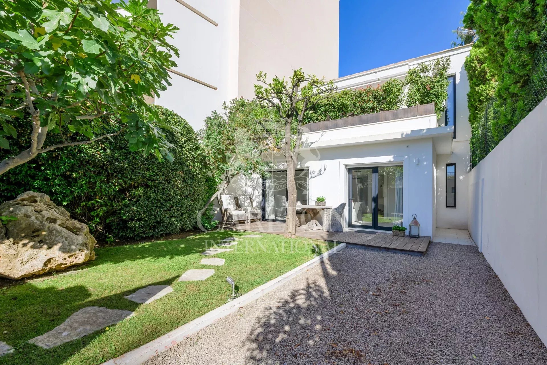 EXCLUSIVITÉ – CANNES PALM BEACH – VILLA CONTEMPORAINE