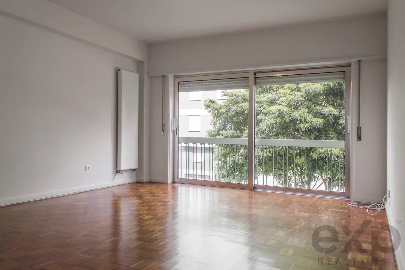 Renovated T3 with garage in Av. de França, Porto