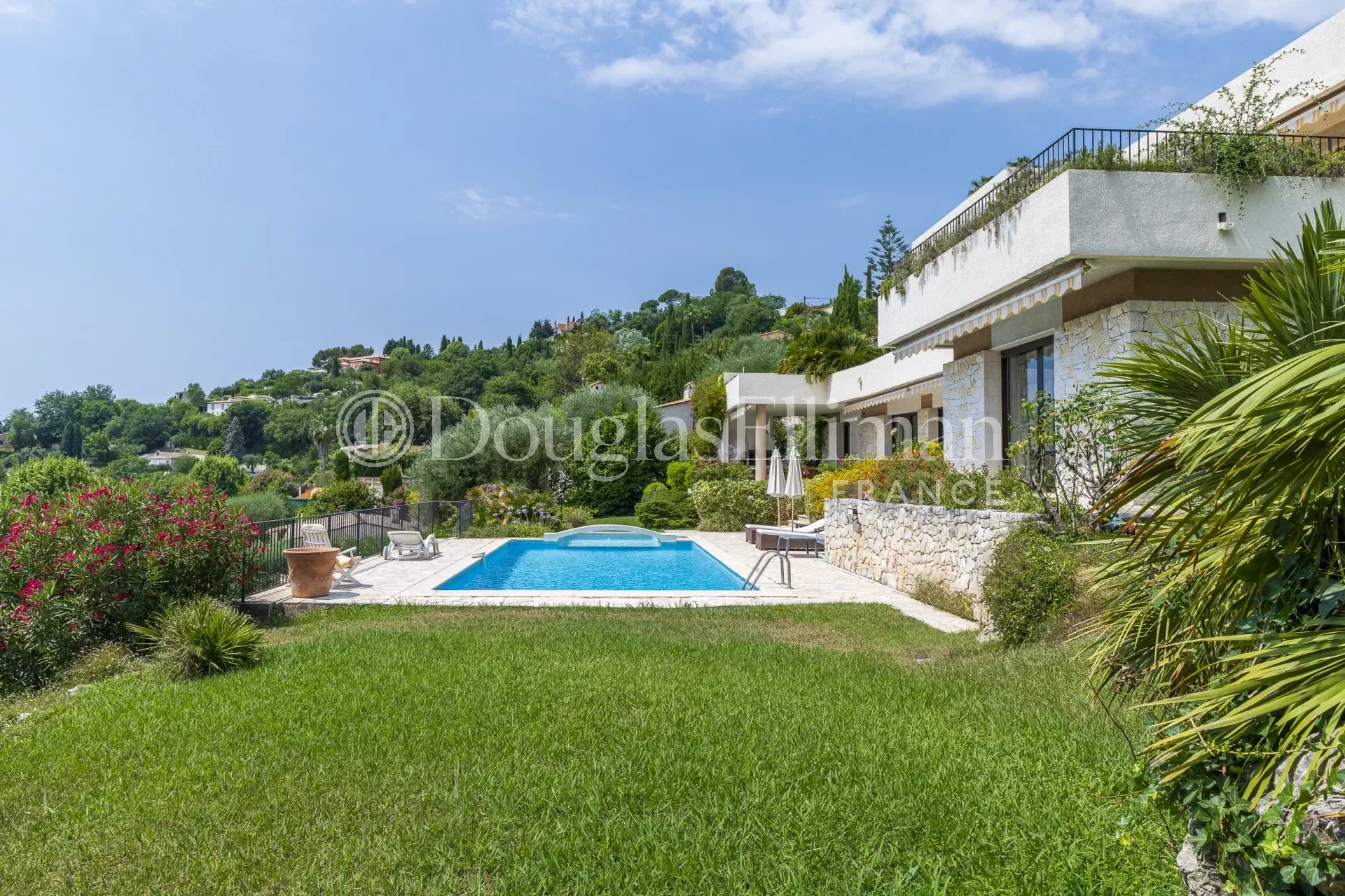 VENCE :  A Beautiful Contemporary Villa with panoramic sea views - Picture n°2
