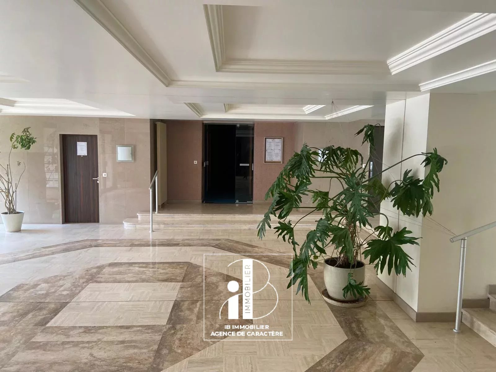 FONTAINEBLEAU T2 - 43 M² - NEAR TOWN CENTER - FURNITURE - PARKING SPACE