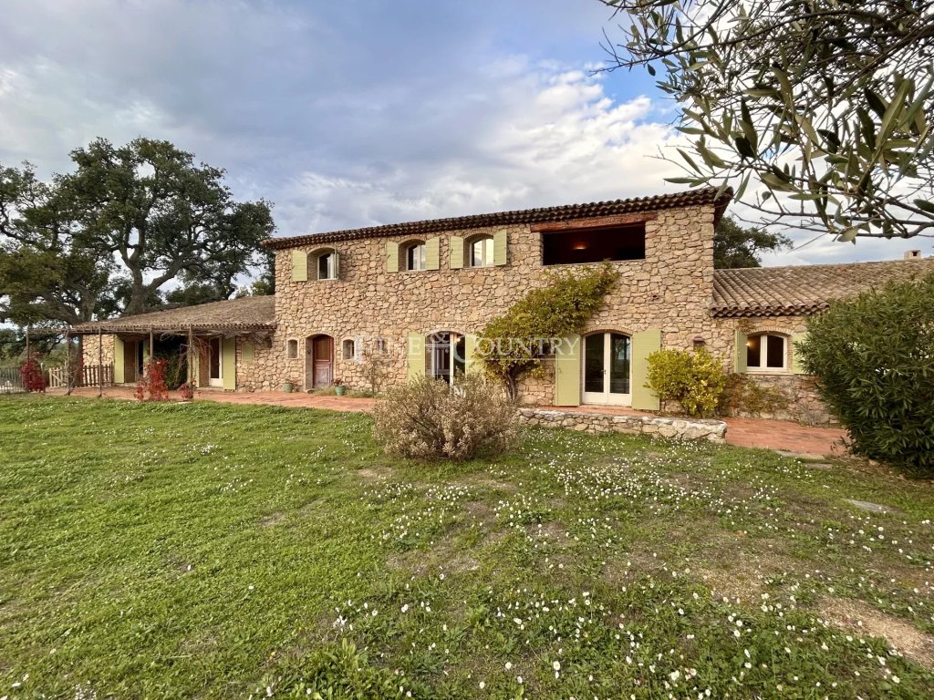 Villa for sale in Roquebrune sur Argens — Luxury Stone Villa for Sale in Roquebrune-sur-Argens | Family Estate