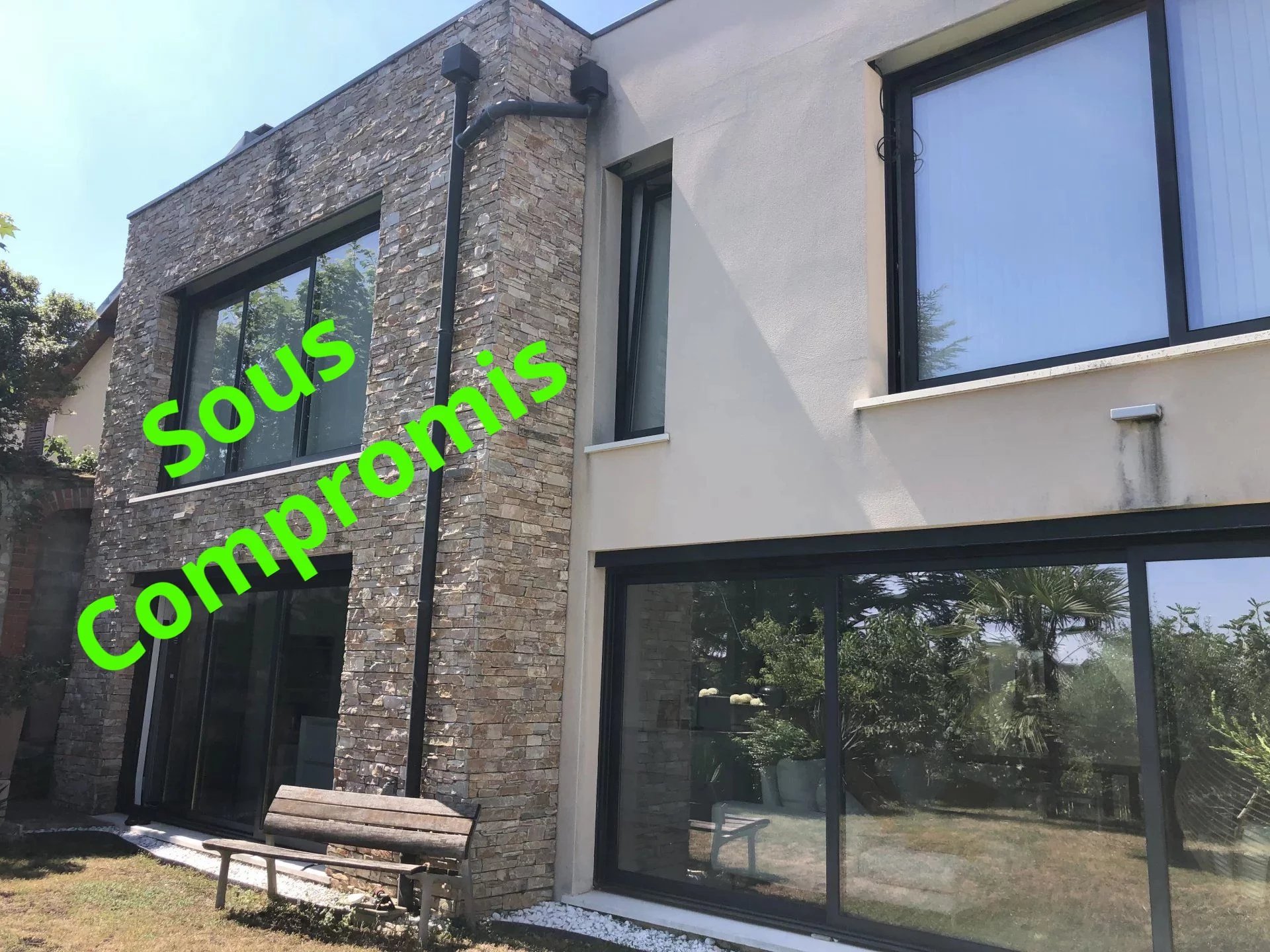 Modern house for sale in Le Mesnil-le-Roi