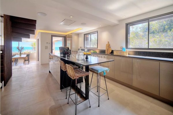Waterfront Family Estate in Théoule-sur-Mer | Luxury Seafront Villa — photo 6