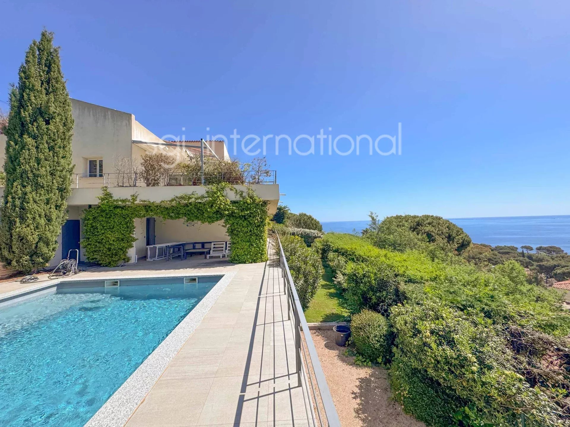 Sainte-Maxime – Moderne Villa mit Panoramablick auf das Meer
