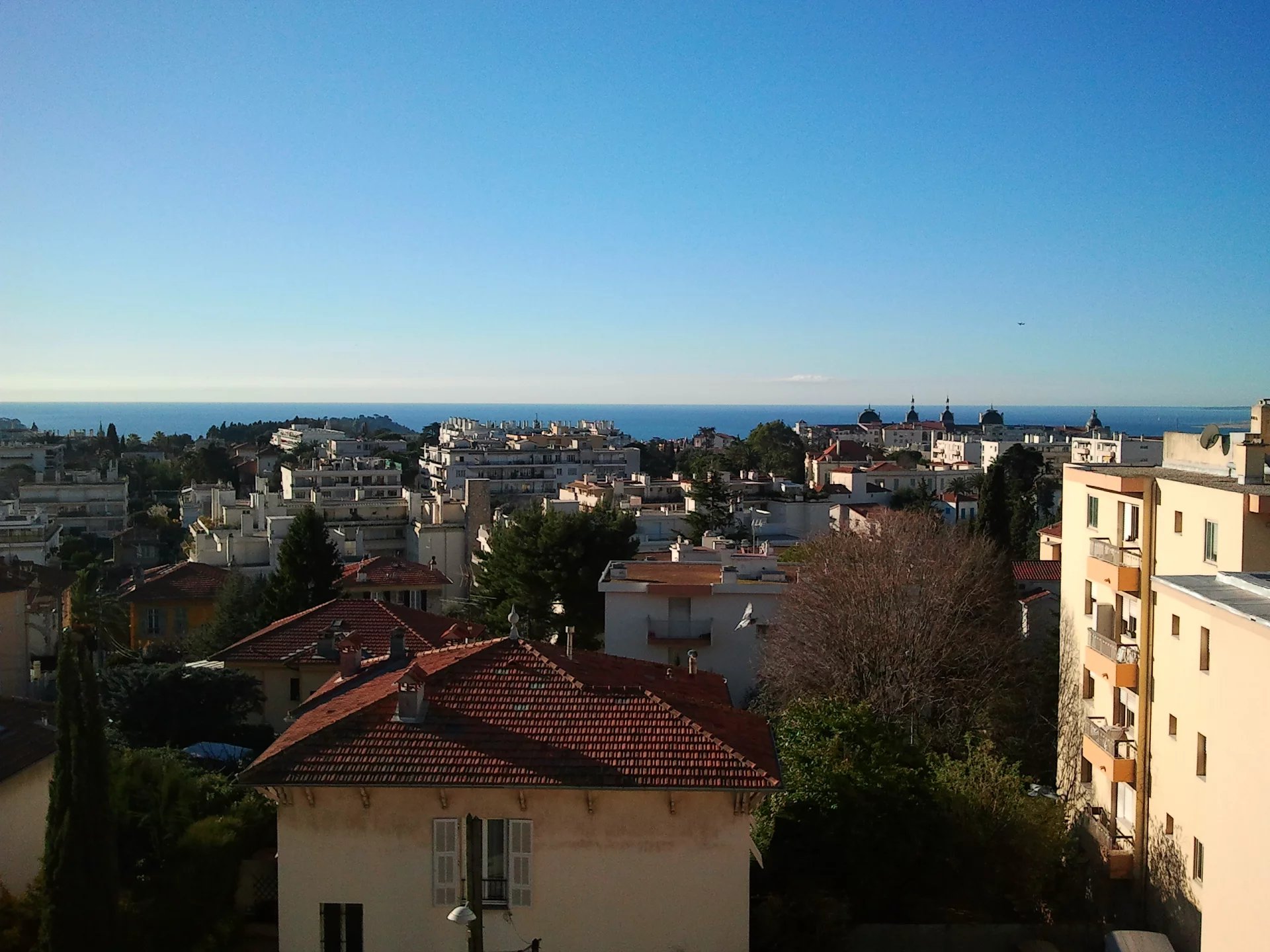 Appartement 3 pièces lumineux en dernier étage à louer, à Nice, quartier de Cimiez.