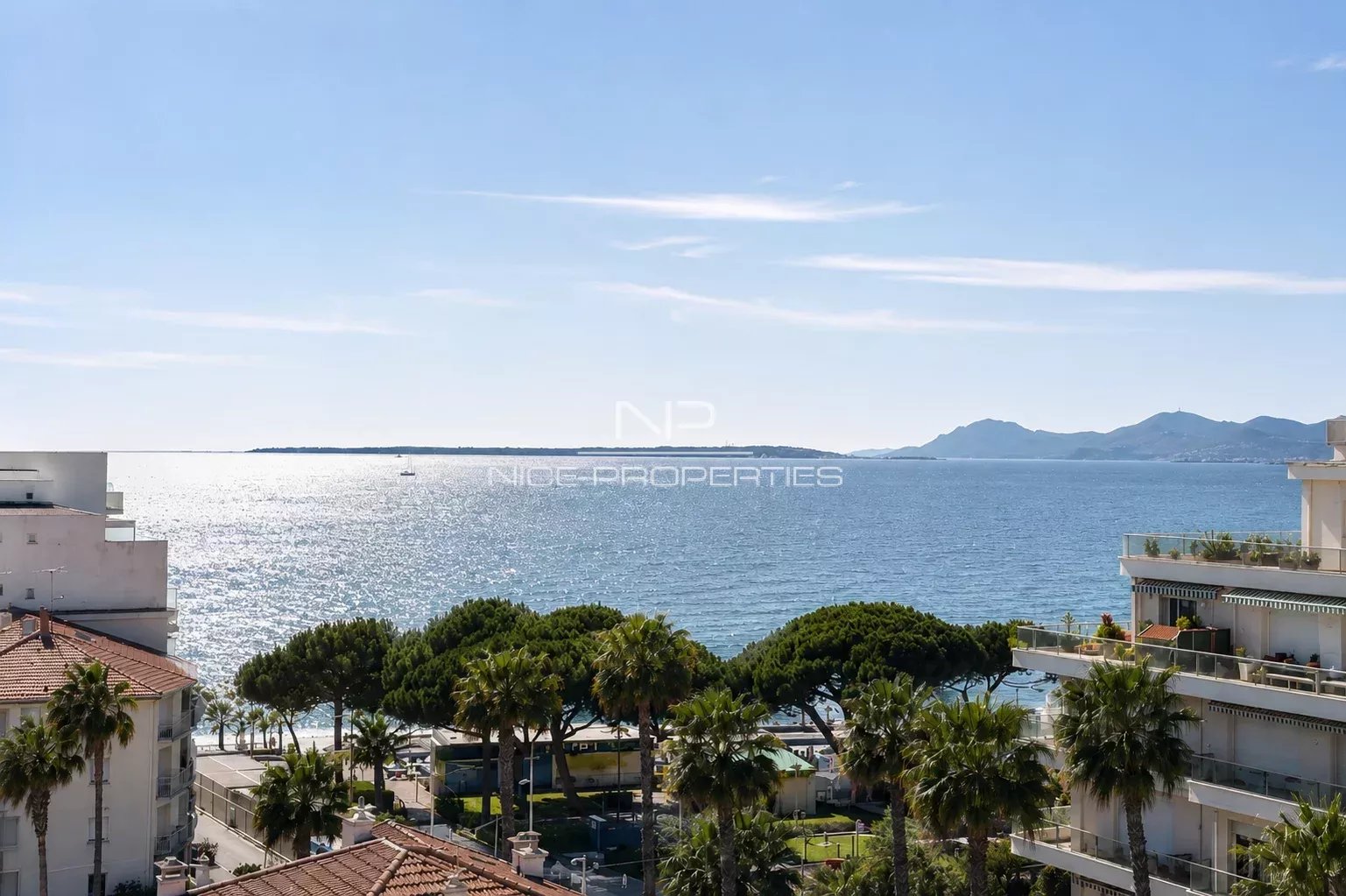 JUAN-LES-PINS Superbe penthouse - 350m2 terrasse vue mer